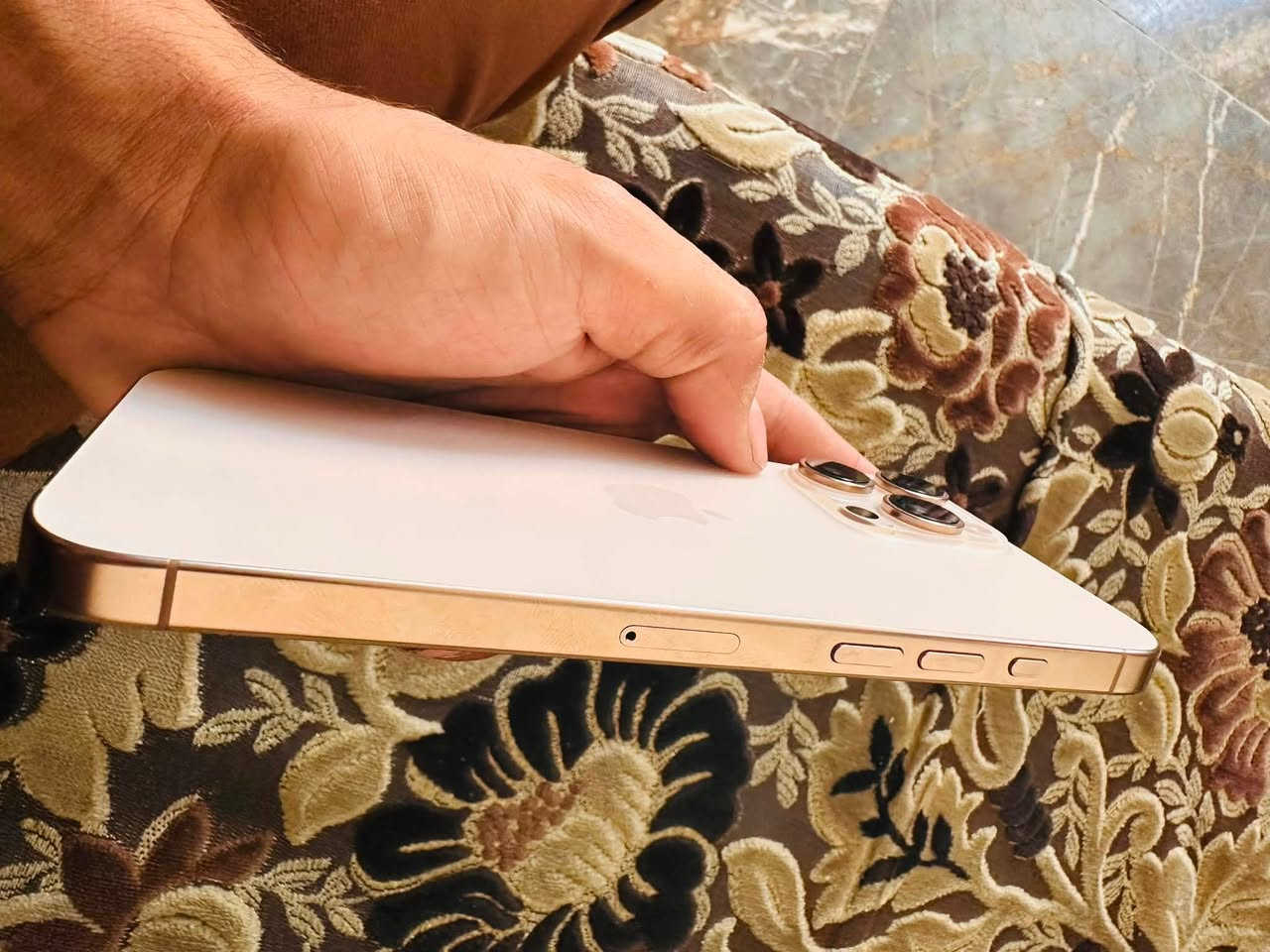 السلام عليكم
ايفون 16 برو ماكس عربي شرق اوسط ماستر جهاز مكفول 
السعر مليون و200 غير قابل للتفاوض 
للتواصل 
***********
