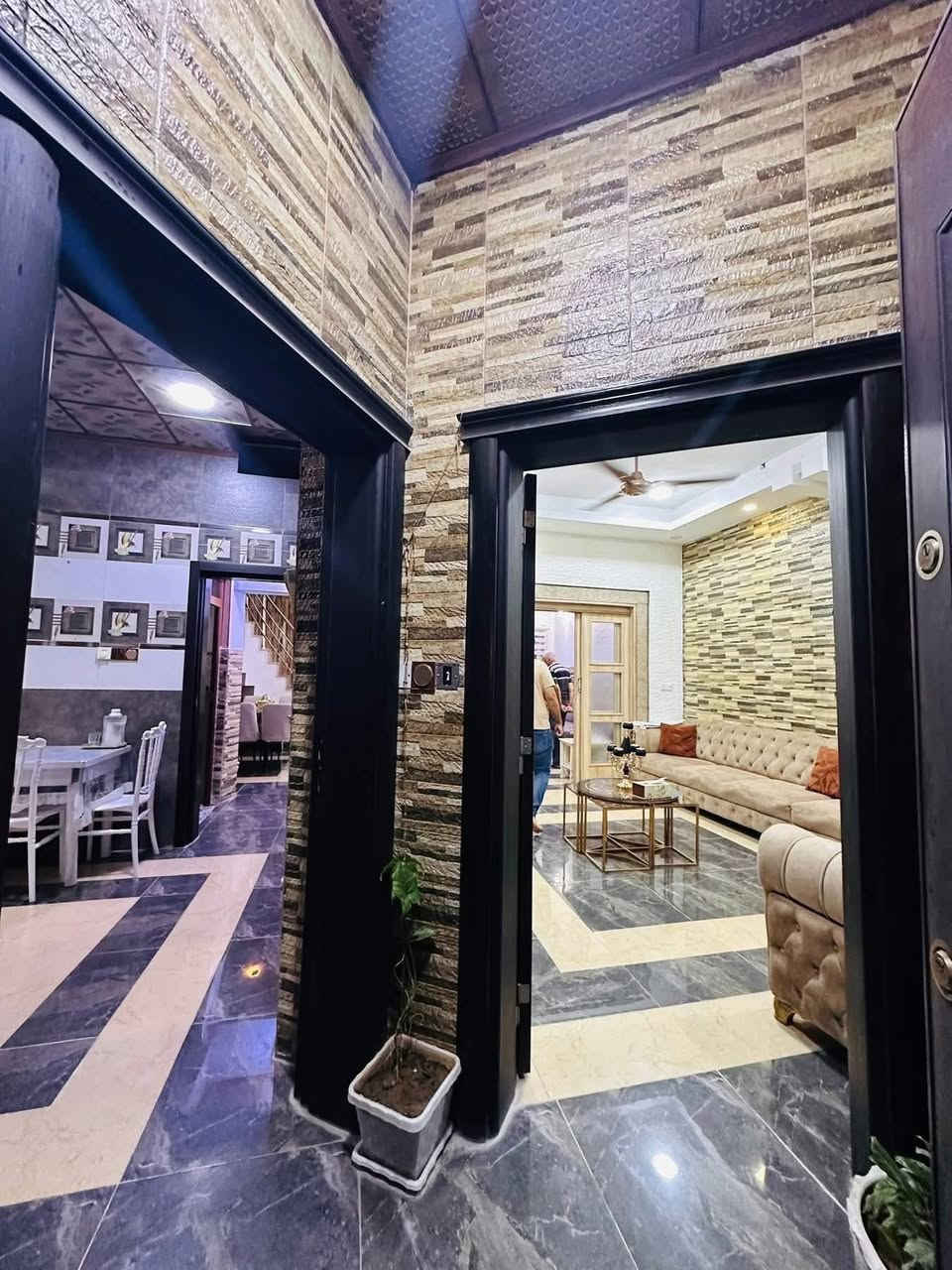 🏠 دار للبيع للبيع 

📍الموقع حي الحدباء فئة أ 

المساحة 200 م 

الواجه 10 ❌20

↕️مكون من طابقين 

♦️الطابق الاول 

استقبال ومطبخ حار وبارد وهول وغرفتين نوم سويت صحيات

♦️الطابق الثاني 

هول وثلاثة غرف نوم سويت وصحيات وسطوح ناصي وسطوح عالي 

✅ السعر 370.000.000 قابل للتفاوض 

⬇️⬇️⬇️⬇️للاستفسار مراجعة مكتب المدينه سايدين الصديق قرب مرطبات البحرين 

***********

***********
