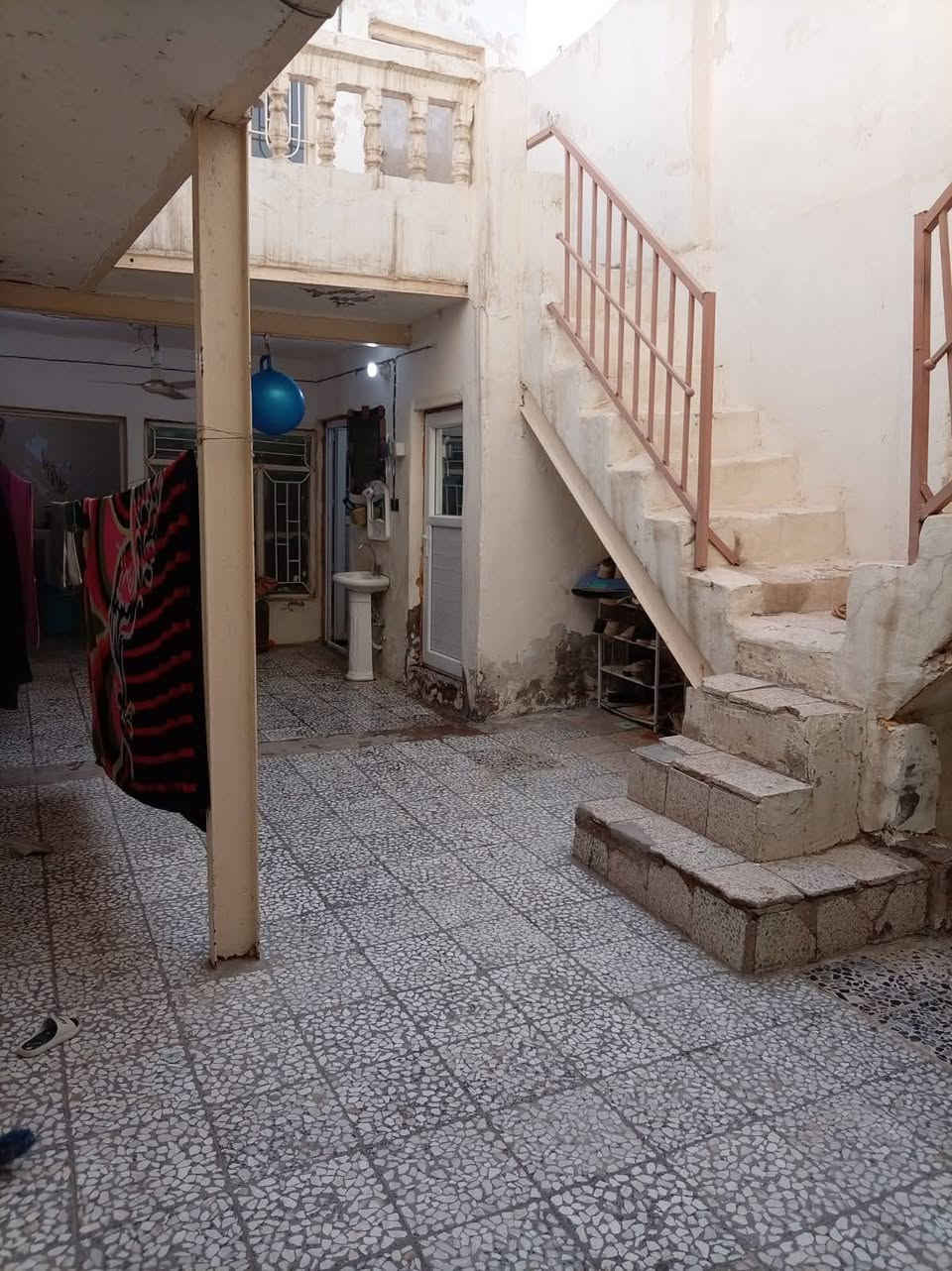 السلام عليكم يوجد بيت للبيع خلف مقام النبي يونس بشارعين المساحه 96 يحتوي على طابقين الطابق الاول يحتوي على استقبال وصاله ومطبخ ومساحة بيت وتخاريج والطبق الثاني يحتوي على غرفتين وصاله للتواصل على الرقم التالي ***********  ***********
