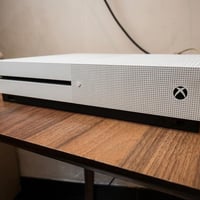� للبيع جهاز Xbox بحالة ممتازة جداً 🎮 ✅ ذاكرة 1 تيرا ✅ عدد 2 جويستك أص...