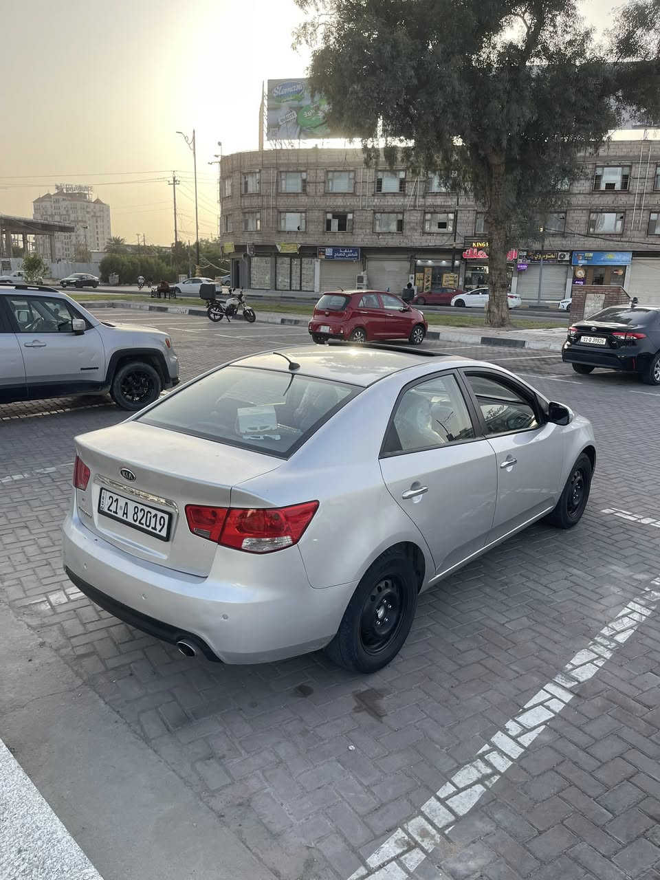 سلام عليكم سيراتو موديل ٢٠١٠  محرك ١٦٠٠  السياره جاهزه من كير مكينه حداديه تخم تاير جديد  السيارة بيها صبغ باب خلفي و دوره الجاملغ الخلفي و الجاملغ المامي صوب السايق مبدل الصلي نفس الون مكان كربلاء تريد  تحول او وكاله ***********
