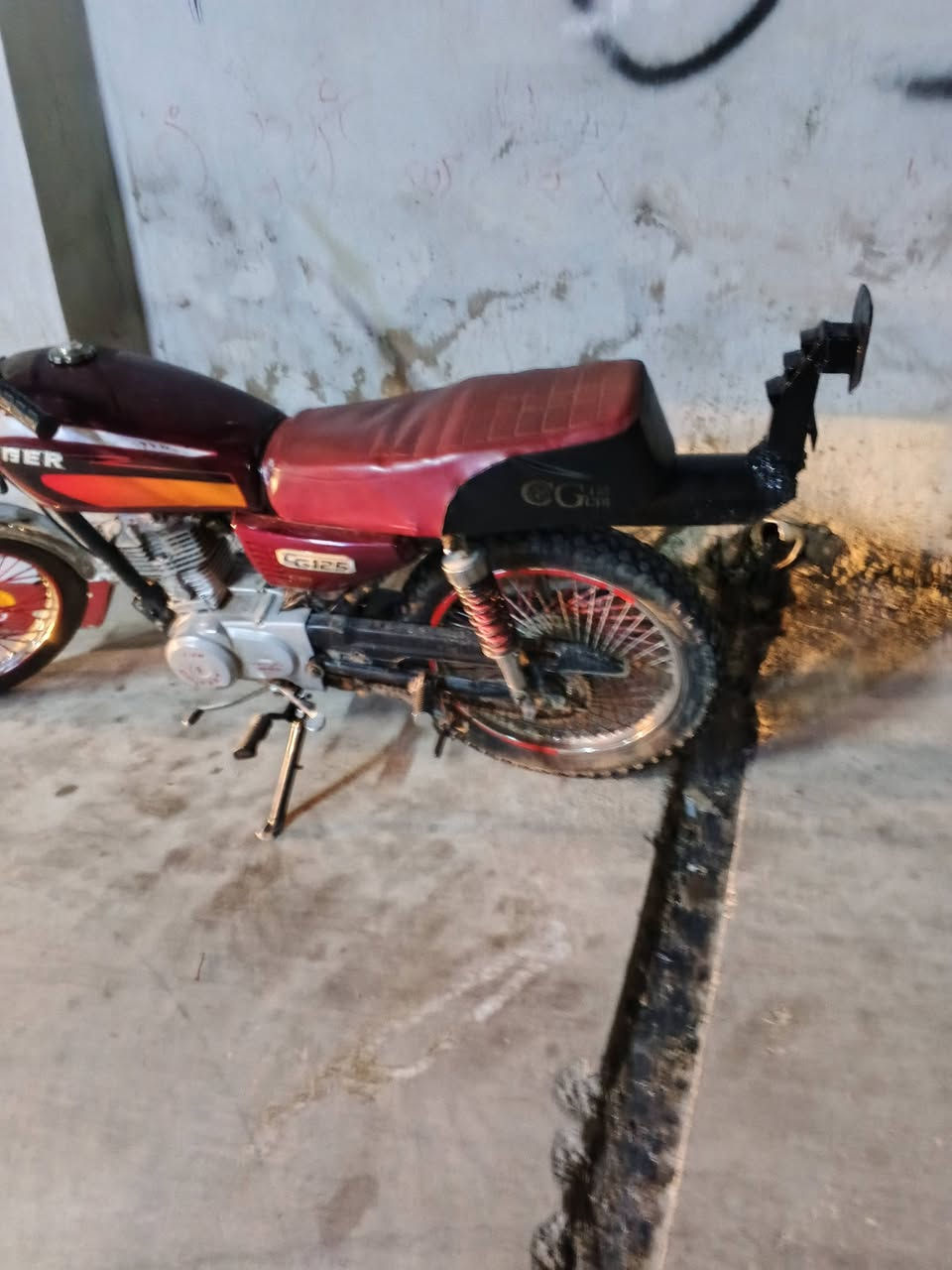 ماطورخمس تسعات بارت عيتاني نظيف للبيع السعر 250الف وبي مجال الاتصال على الارقام ***********/***********
