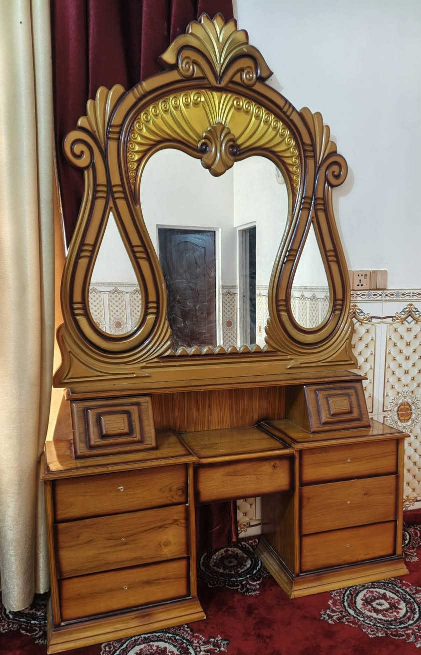 للبيع غرفة نوم خشب صاج عراقي مستخدمة السعر 500 وبيها مجال
رقم الهاتف *********** بي واتساب
