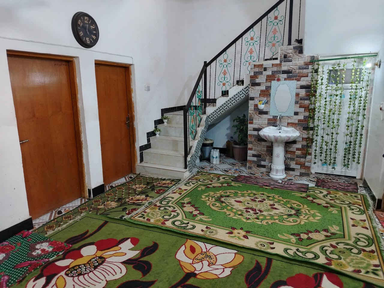 سلام عليكم بيت للبيع مساحته ٢٥٠ في حي الزهراء حي شمر يتكون من عرفين نوم واستقبال وصاله ومطبخ وحمامات عدد2 السعر ٧٥ وبيه مجال وعندي بيه مساحه وره البيت ينبني بيهه غرفين

***********

***********
