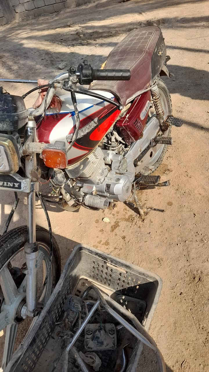 سيفان موديل 2020 اوراق  للبيع
السعر ٣٥٠ بيها مجال قليل 
اخوان الدراجه جديده وغلب الغراض توكع وماصلحها 
حته صندوكها موجود 
مكاني طويريج***********
