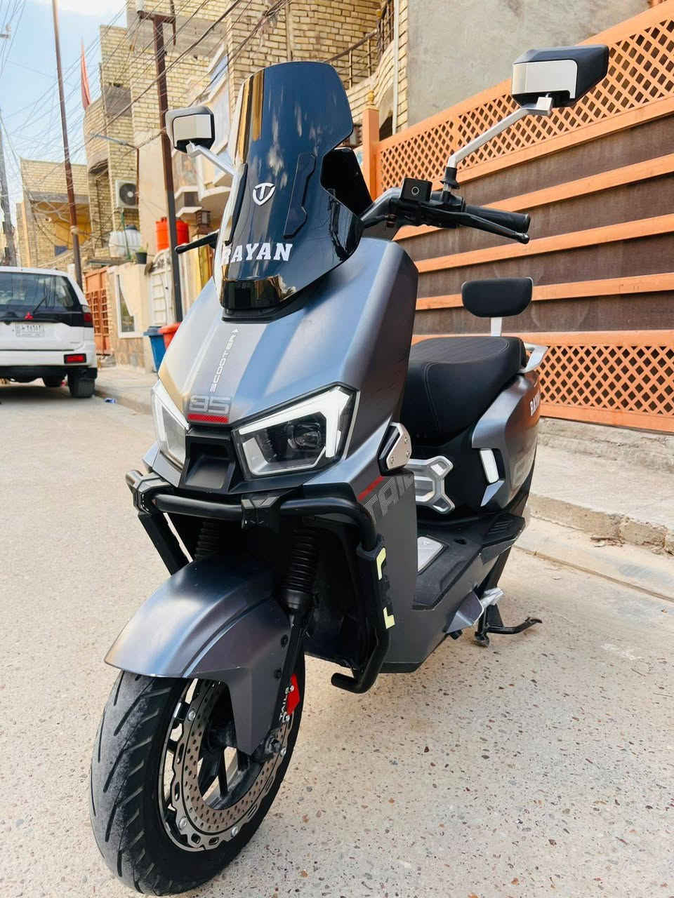 سلام عليكم ورحمه الله وبركاته 
دراجه شحن ريان الصاعقه 2025 
ملف 2000 عدد البطاريات 6 كبار 
عداد سرعه 49 عدد النمر 3 
بصمتين تشغيل عن بعد قفل ذاتي 
والريان معروف بموصفاته ومتانته 
السعر 950 قفل قفل 
مكاني بغداد ***********
