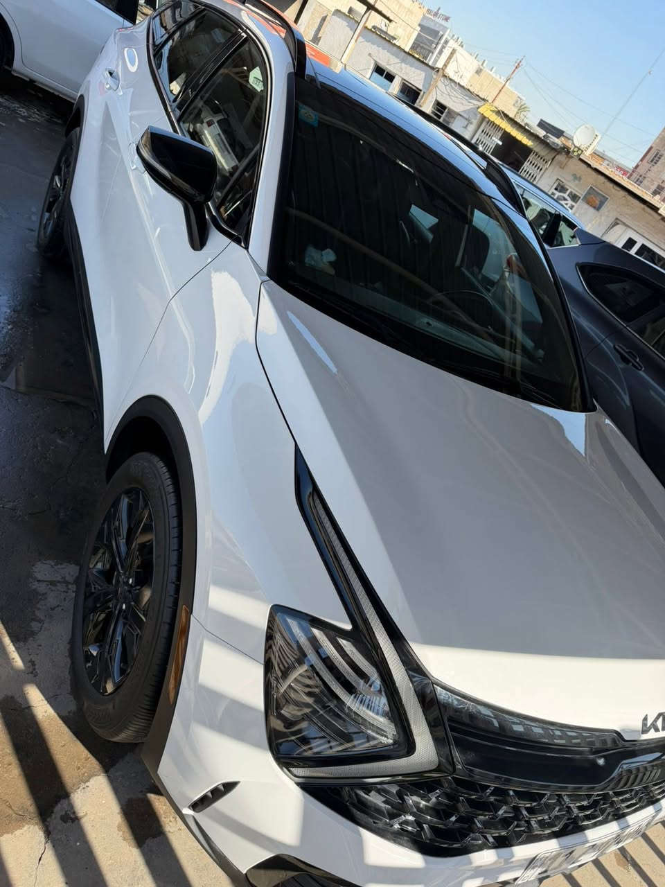 السلام عليكم 
كيا سبورتاج 2025 X-Line أبيض صَدفي، وارد أمريكي، رقم بغداد خصوصي، ممشى 14,000 كم، مقاعد جلد 5 ركاب، فتحة سقف بانوراما، شاشة، بصمة تشغيل، كشنات تبريد، 4 أنظمة قيادة، السيارة فحص كامل ونظيفة جداً، بارد فقط بالجامع الخلفي جهتين وأمامي جهة وحدة، بدون حوادث أو شاصي او ايرباك السياره مابيها قطره صبغ عدا ليه لخلفيه جاهزه السعر المطلوب 24500$
من يرغب بالشراء عليه الاتصال بالرقم التالي *********** كرار
