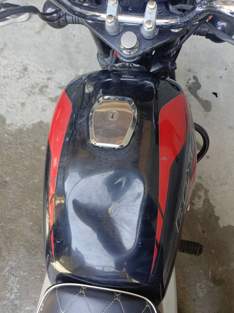 السلام عليكم شباب دراجه بوكسر موديل 23 نظيفه مكينه ما مفتوحه بيه بس عطجات ثنين ب تانكي مال بانزين فقط الدراجه سعره مليون و250 وبيه مجال بسيط الرقم ***********
