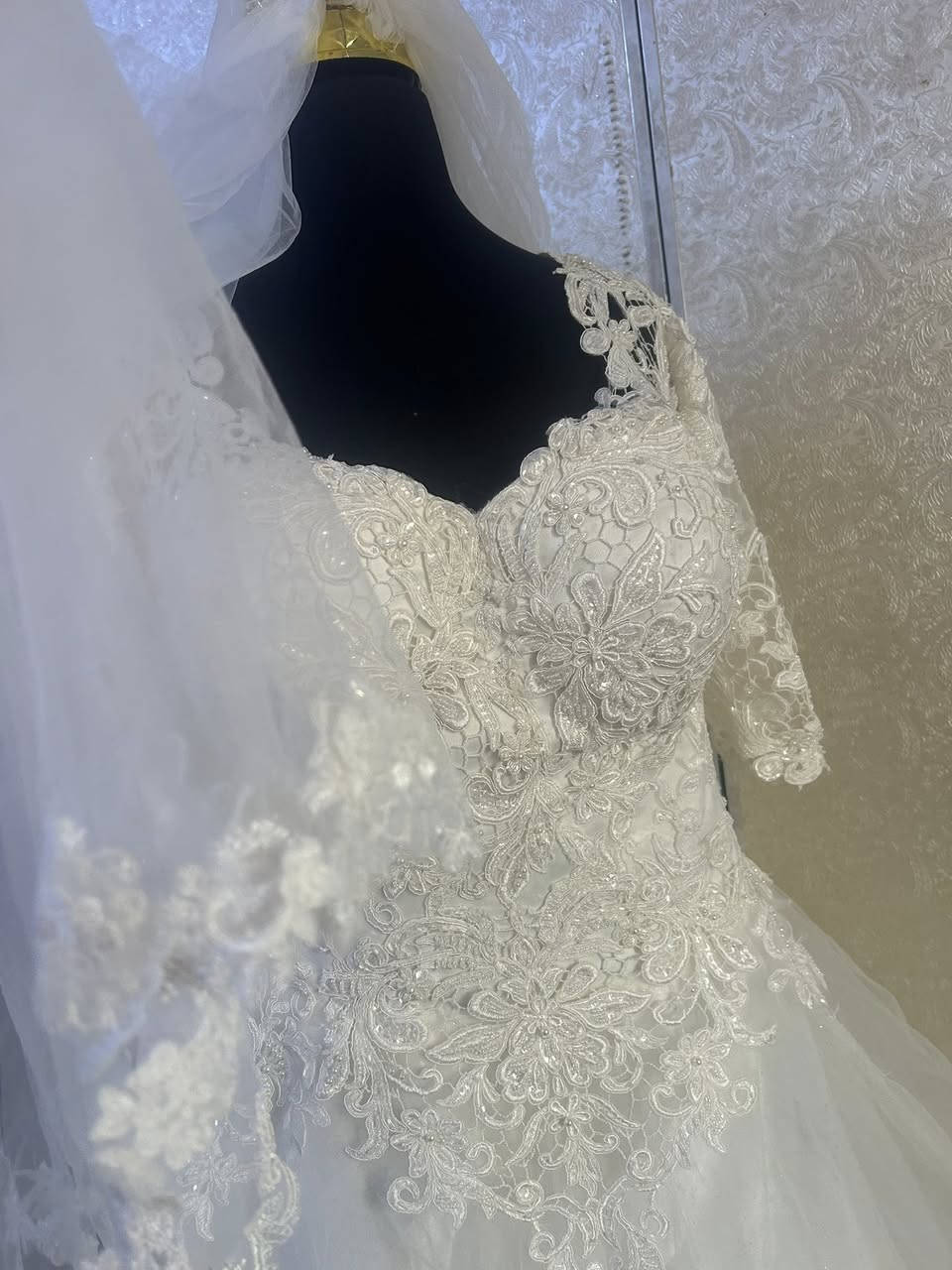 مرحبا
عندي بدلة عرس للبيع نضيفه حيل ملبوسه مره وحده للبيع اخذتها ب 200 
اريدها ب 100 وبيها مجال للاتصال ع واتساب فقط 
***********
