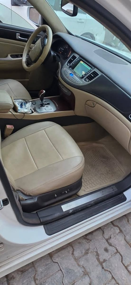 السلام عليكم 
سياره جينسز للبيع موديل 2012 
فول مواصفات رقم بغداد بأسمي  رقم دولي هزه جديده  بيه ٤ او ٥ قطع ابيع احزام تخم تاير جديد  حداديه جديده العنوان نجف ك  نوع المحرك 3800 السعر 120 وبيها مجال***********
