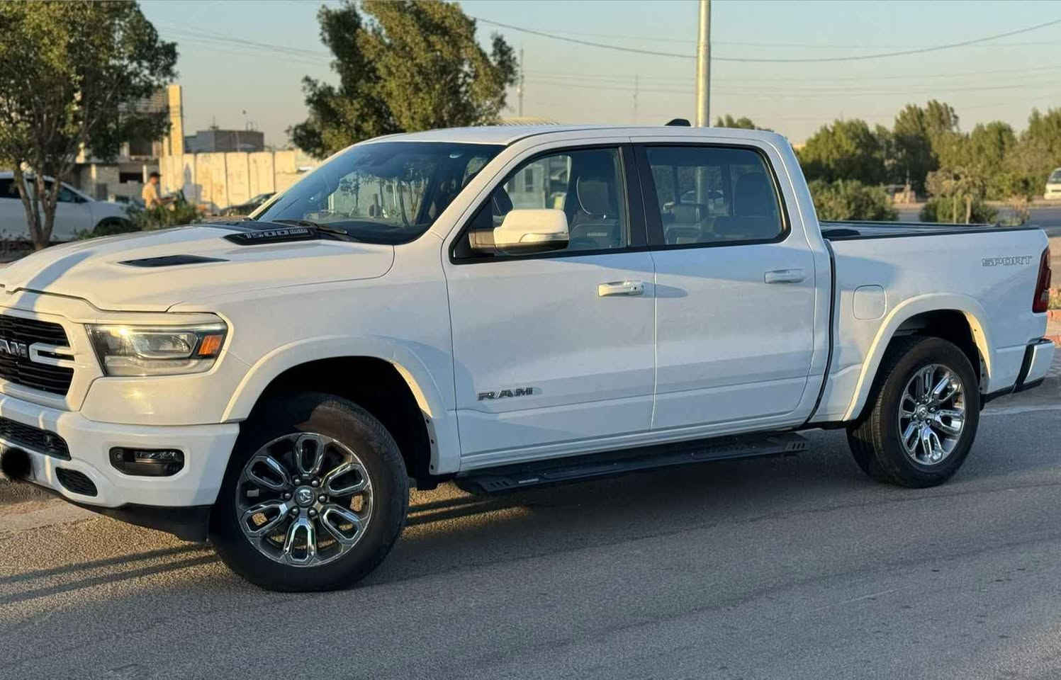 رام لارمي ٢٢ اربيل باسمي مكاني بغداد السيديه 
حادثها قطعه وحده فقط الجاملغ الامامي الايمن بدون تصليح الشاصي
باب طويل بدي قصير السياره نظيفه وبدون اي نقص فول السياره عده الفتحه معروفه مواصفات اللارمي 
مكينه 8 سلندر ايتو تورك 
***********
سعرها ٢٩٠ ورقه بغداد, العراق
