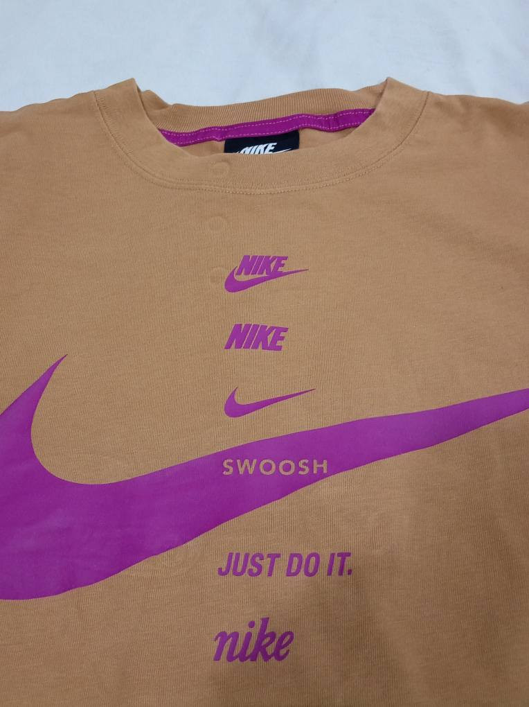🔥 تيشيرت نايكي (Nike) "ميلتي-لوغو" الأصلي – إصدار خاص 🔥
للبيع تيشيرت نايكي (Nike) أصلي 100%، قطعة فريدة ومميزة جداً لعشاق الماركة. التصميم عصري وكاجوال، ويجمع بين ألوان فخمة وجودة نايكي المعروفة.
​القطعة فريدة لأنها تأتي بتصميم الـ Multi-Logo:
​دمج لشعارات نايكي التاريخية (Swoosh) البنفسجية بشكل عمودي أنيق.
​شعار نايكي (Swoosh) كبير في المنتصف باللون البنفسجي الزاهي.
​عبارة "Just Do It." وشعار كلمة "nike" مكتوبين بشكل متناسق.
​المواصفات الفنية:
​الماركة: Nike (نايكي) - أصلية.
​بلد المنشأ: صنع في فيتنام (Made in Vietnam).
​المقاس: M (متوسط).
​الخامة: 100% قطن (Cotton) طبيعي، ناعم جداً ومريح جداً على الجسم، مثالي للصيف والجو الحار.
​اللون: خردلي / بيج غامق (Tan/Mustard)، لون فخم ومميز جداً.
​الحالة: [ مستخدمة بحالة الوكالة].

​المميزات الإضافية:
​خياطة دقيقة ونظيفة (ظاهرة بالصور).
​تدعيم داخلي للرقبة باللون البنفسجي لضمان عدم تمدد الرقبة بعد الغسيل.
​الطباعة البنفسجية عالية الجودة ولا تتأثر بالغسيل.
​
​#نايكي #Nike #تيشيرت_نايكي #JustDoIt #ملابس_رجالية #تيشيرتات #أصلي #فيتنام #نايكي_أصلي #كاجوال #سبورت النجف, العراق


**إذا كنت صاحب هذا الإعلان وتريد حذفه لأي سبب، رجاءا أرسل رسالة إلى الدعم الفني**