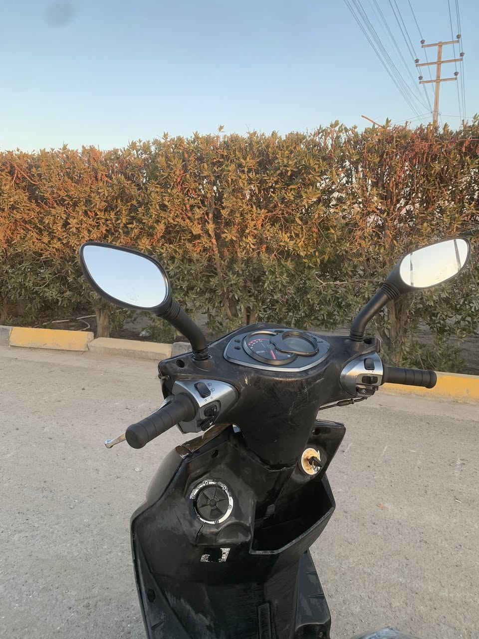 يالله 
سلام عليكم؟
سكنس فحل كابريته 
دراجه وضع رمبه مكينه لتسلني عليه جيب وياك فيتر وتعال
سلف هندر كهربائيات شغاله تخم تاير شرط لخط لحمر بي
زنون اصفر ثلجي بك لايت 
دراجه مال جناي مو مال بياع شراي 
مكان بغداد ابو غريب 
***********٩
سعر ٥٥٠
وبيه مجال حك جيه
