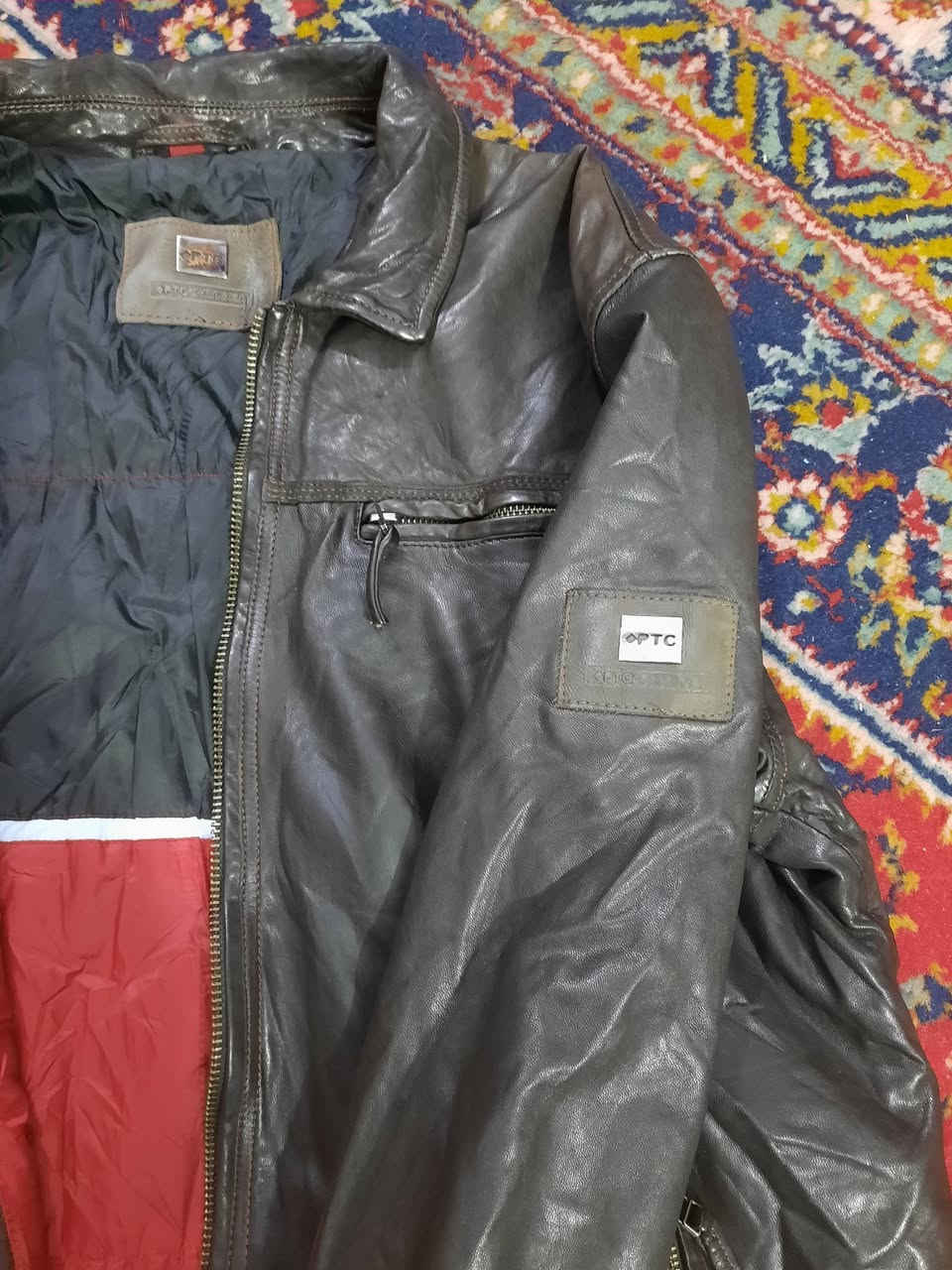 جاكيت جلد رجالي طبيعي ماركة PTC صناعة اسبانيا
لون بني غامق جداً قريب للأسود 
القياس L 
السعر 20 
تتوفر خدمة توصيل داخل بغداد و إلى جميع محافظات العراق


**إذا كنت صاحب هذا الإعلان وتريد حذفه لأي سبب، رجاءا أرسل رسالة إلى الدعم الفني**