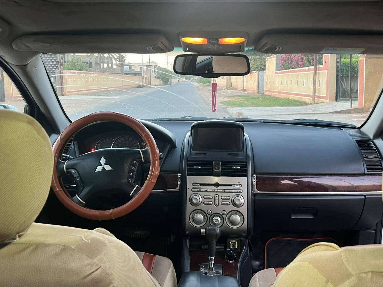 السلام عليكم للبيع ميسوبيش گلنت 2011 فول شركة طريق الاقواس بدون ضربة بدون صبغ كير محرك شرط ماناقصهة اي شي السعر 58 وبيهة مجال مكان السيارة الضلوعية رقم الهاتف ***********
