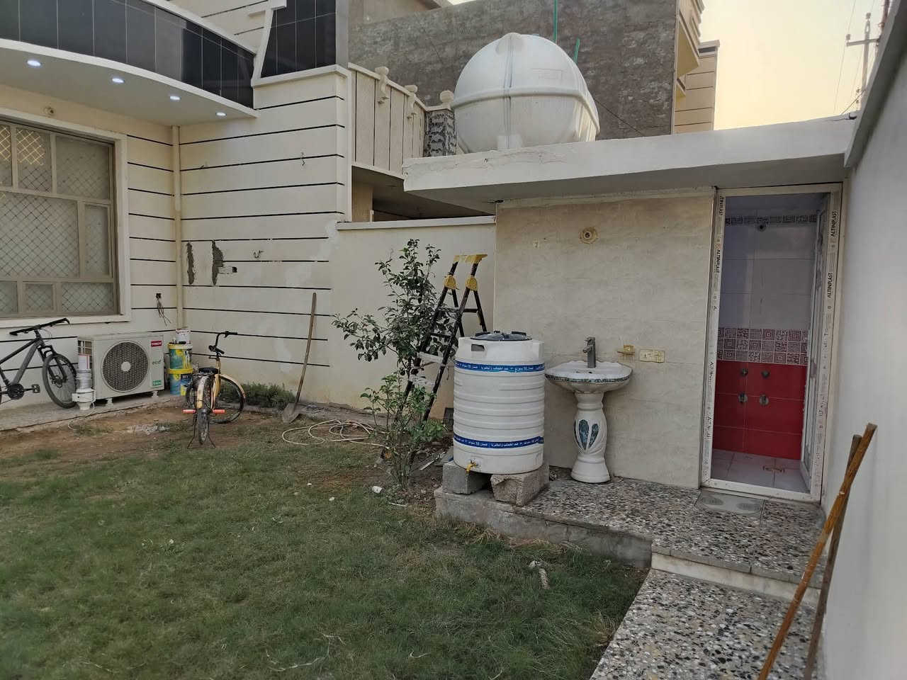 السلام عليكم يوجد لدينا دار للبيع مساحه 300 مترواجهه 10 ونزال 30 يحتوي على ستقبال +مطبخ +صاله كبيره +غرف نوم عدد 4 +حمامات عدد 3 ألبيت للبيع مع الاثاث جميع الخدمات موجوده ماء وتبليط وكهرباء ومدارس نوع الملك طابو زراعي سند 25اقرار محكمه وتنازل  مباشر مع صاحب السند العنوان بغداد الدوره البوعيثه المجزرة قرب جامع تبارك الرحمن الاستفسار اتصل على هاتف *********** /***********
