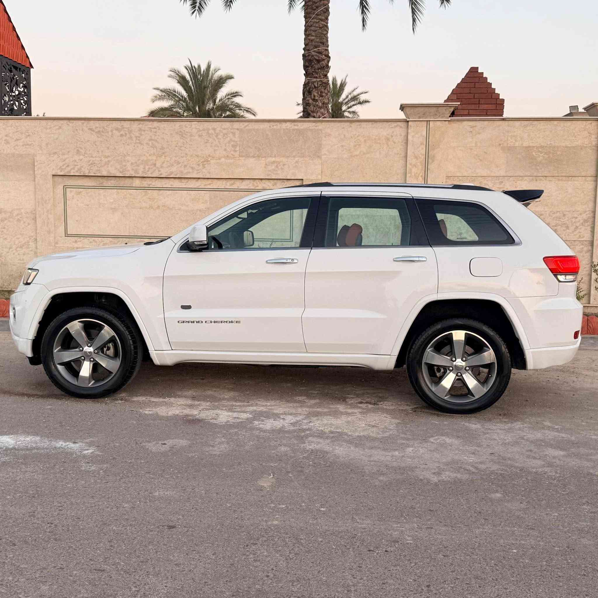 اوفر لاند موديل 2014خليجي

فول مواصفات 

داخل ملكي

المحرك : V6.  3.6L

ماشية 190 الف كيلو

 رقم بغداد حلوه شبه مميزر بسمي

المواصفات 

* دفع رباعي 4x4 . 

* سقف بانوراما . 

* نظام التعليق هوائي (جكات) . 

* ستيرن كهربائي . 

* لايت الأمامية زنون . متحرك 

* كشافات الضباب زنون .     

* تشغيل عن بعد .

* صندوق كهربائي .

* داخل مشمشي  .

* حفظ وضعيات الجلوس (ميموري) . 

* المقاعد الأمامية كهربائية .

* المقاعد الأمامية تبريد وتدفئة .

* سستم صوت الباين. 12 سماعه مع دمام خلفي

* حساسات أمامية

* حساسات خلفية .

* كاميرا خلفية .

* تدفئة ستيرن . 

* بخاخ ماء على المصابيح الامامي.

* المرايا الجانبية قلابه

* مرايا متحسسه للضوء العالي . 

* مقود السائق من الخشب . 

* بلوتوث تلفون . 

* محدد سرعة . 

* نظام التشغيل والاطفاء الاوتوماتيكي ( Auto Start System ) .

رادارات جانبية 
نقطه عمياء
وبعد بيها هواي مواصفات

سيارة انطخت بيدي صار بيها صبغ بنيد 

اخشوم جاملغ فقط لباقي كفاله بدون دواخل بدون ايرباك موجوده صورها لمن انطخت 

سياره بالحقيقه احلى من اصور 
مكان السياره بغداد الدوره
*********** بغداد, العراق
