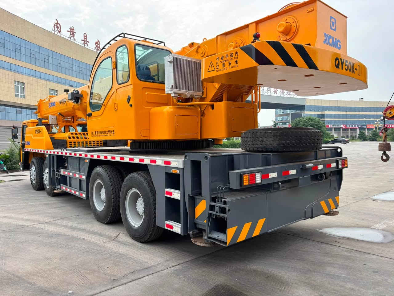 XCMG QY50K-II CRANE
出售XCMG QY50K-II汽车起重机。主臂41米，副臂16米，中国重汽336马力发动机，法士特变速箱。完美车况。停放地点：中国河南。
联系方式：WhatsApp:+86 13526170326
微信/电话：+86 13526170326(杨)
#吊车

For sale: XCMG QY50K-II truck crane. Main boom 41 meters, auxiliary boom 16 meters, Sinotruk 336 horsepower engine, FAST transmission. In perfect condition. Location: Henan, China. Contact: 
WhatsApp: +86 13526170326, 
WeChat/Phone: +86 13526170326 (Yang)
#XCMG#CRANE#起重机
بيع رافعة سيارات XCMG QY50K-II. ذراع رئيسي طوله 41 مترًا، ذراع ثانوي طوله 16 مترًا، محرك Sinotruk بقوة 336 حصان، ناقل حركة Fast. حالة مركبة مثالية. مكان التخزين: هينان، الصين.
وسيلة الاتصال: WhatsApp: 86 - 13526170326، WeChat/هاتف: 86 - 13526170326 (يانغ) #XCMG  #CRANE


**إذا كنت صاحب هذا الإعلان وتريد حذفه لأي سبب، رجاءا أرسل رسالة إلى الدعم الفني**