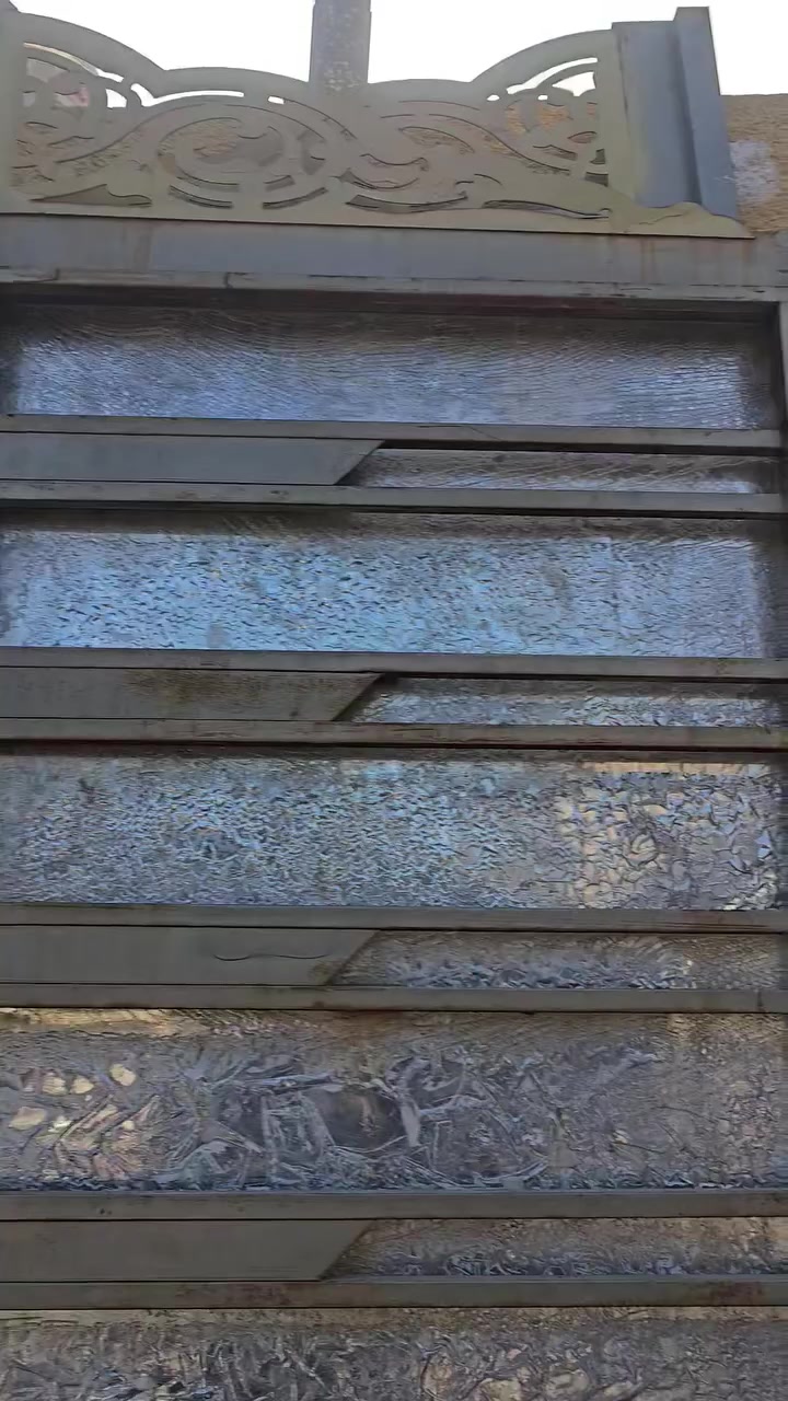 السلام عليكم شباب عندي باب الارتفاع مترين وعشرين والعرض مترين مستعمل شهر الله شاهد السعر 130 قفل عنواني بغداد مدينه الصدر  رقم الهاتف والاستفسار *********** وتدللون
