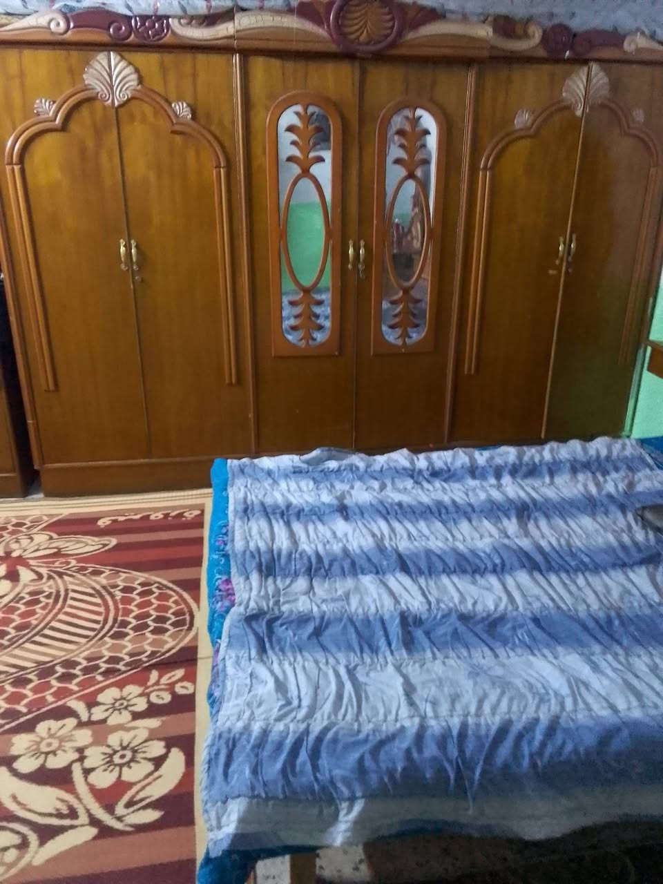 سلأم عليكم عندي غرفه نوم نظيفه البيع نقص الكوميدي بيهه زلغ بسيط سعرهه 325مكاني الزعفرانيه مستعجل على البيع ***********
