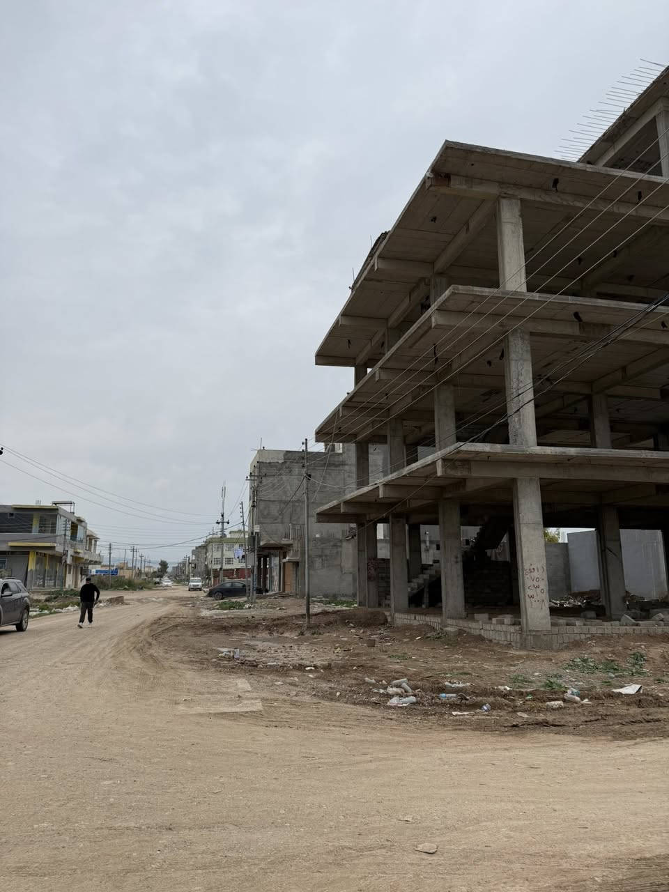 للبيع هيكل مساحة 345 متر مكون من ثلاث طوابق مع ملحق دوميز خلف اقامات الكمب.
مخزن مع شقة طابق الاول باقي طوابق تتكون من ثلاث شقق مع مدخل عدد 2.

للاستفسار راجع عقارات ( آدور 1_ 2 ) دوميز و وارستي او اتصل على الارقام التالية:

***********

***********

***********
