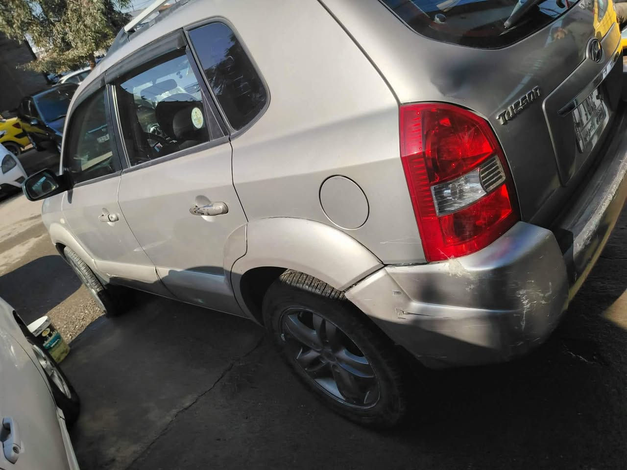 للبيع فقط نقد 
توكسن 2009
 بدون صبغ كلين 
كير ومحرك شرط
رقم نينوى ألماني 
شرط التحويل 
كابون بانزين بيها 
 السعر 120بيها مجال 
مكان السياره موصل حي العامل
التواصل على الارقام 
***********
***********
