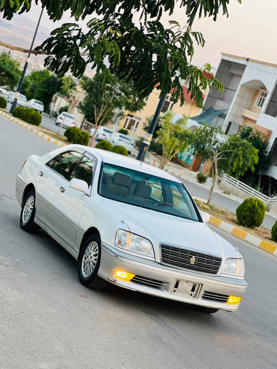 ماشلا نمونه ى سه ياره يه تاقانه له جوانى
بئ ده عمو زه ربه سه ياره كه نمونه ى نيه 
ناوزه رد 
مه كينه ديفؤر بچوك 
بئچالو شوخت 
٤تابه و ويلى سفر تازه بؤى به ستراوه
ده عامى بؤده عامى به شه رت 
ته نها٢پارچه ى بؤياخه 
كامل مه سروفكراوه بئمه سروفه ته نانه ت رؤنه كه يشى تازه يه 
كامل عه شياى سنوق 
ته بريد ساردو گه رم. 
بؤزانينى نرخ 
***********
