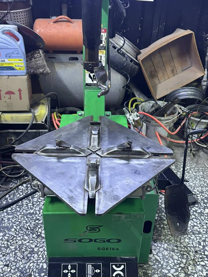 خالعه مفتوح تقريباً 50 تاير بيها كلش نضيفه استعمال قليل مناقصها شي كلشي بيها عل بلاد هاذه بلنص مستعمل هم قليل بس جان متروك بس هم شغال عل بلاد كلشي مابيه 

مكانها بغداد بلديات 

***********
