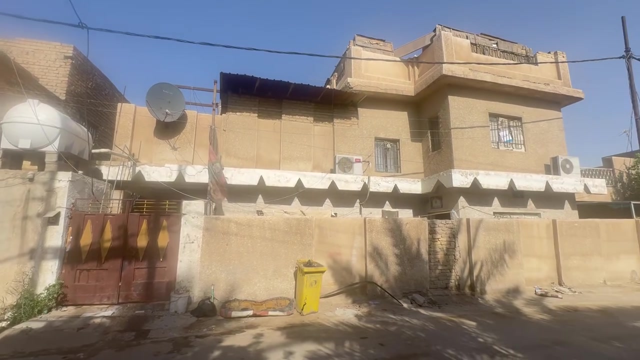 دار مع مشتمل للبيع مساحة 261 م
حي الحسينية قرب سوق المسقف 
البيت ركن
الطابق الاول يتكون من مطبخ وصحيات وهول واستقبال وغرفة
والطابق الثاني يتكون من 3 غرف ومخزن   
والمشتمل المجاور يتكون من غرفتين وهول ومطبخ وصحيات
للاستفسار الرقم ***********
***********
