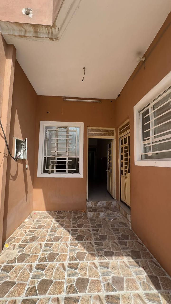 السلام عليكم بيت يجار حي السماح الاساتذه غرفه هول مطبخ صحيات وستقبال بناء 🏢 حديث فول فول موقع مميزه مساحه 100 طابق واحده قريب على الشارع العام قريب على المستوصف والمدارسه التواصل مع مكتب صفوان السنجاري سقق الخظراء او على الارقام التالي ***********اسيا ***********
