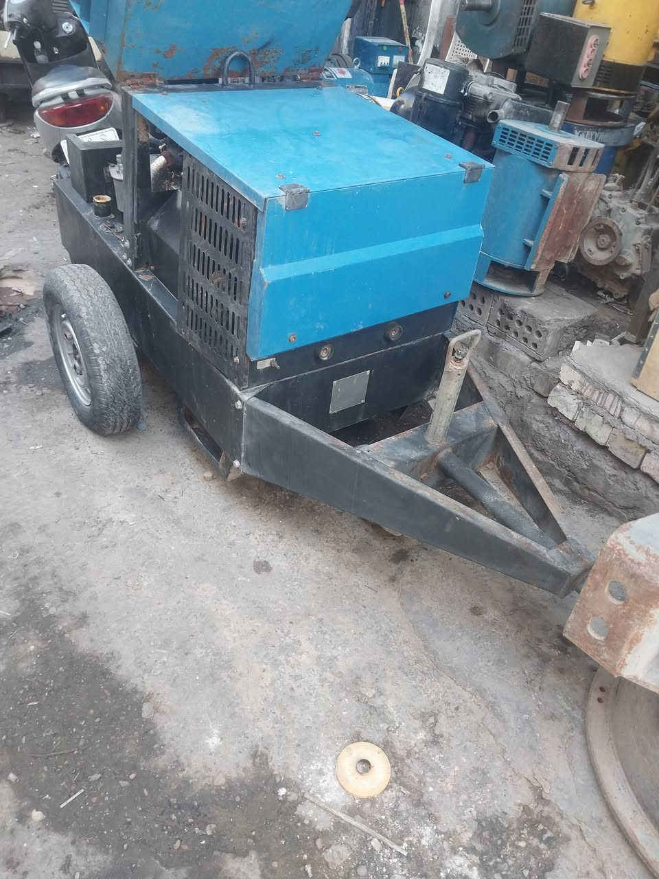 للبيع ماكنت لحيم مع مولد كهرباء سنكل ٢بستم ايطالي اخت الجديد***********/***********
