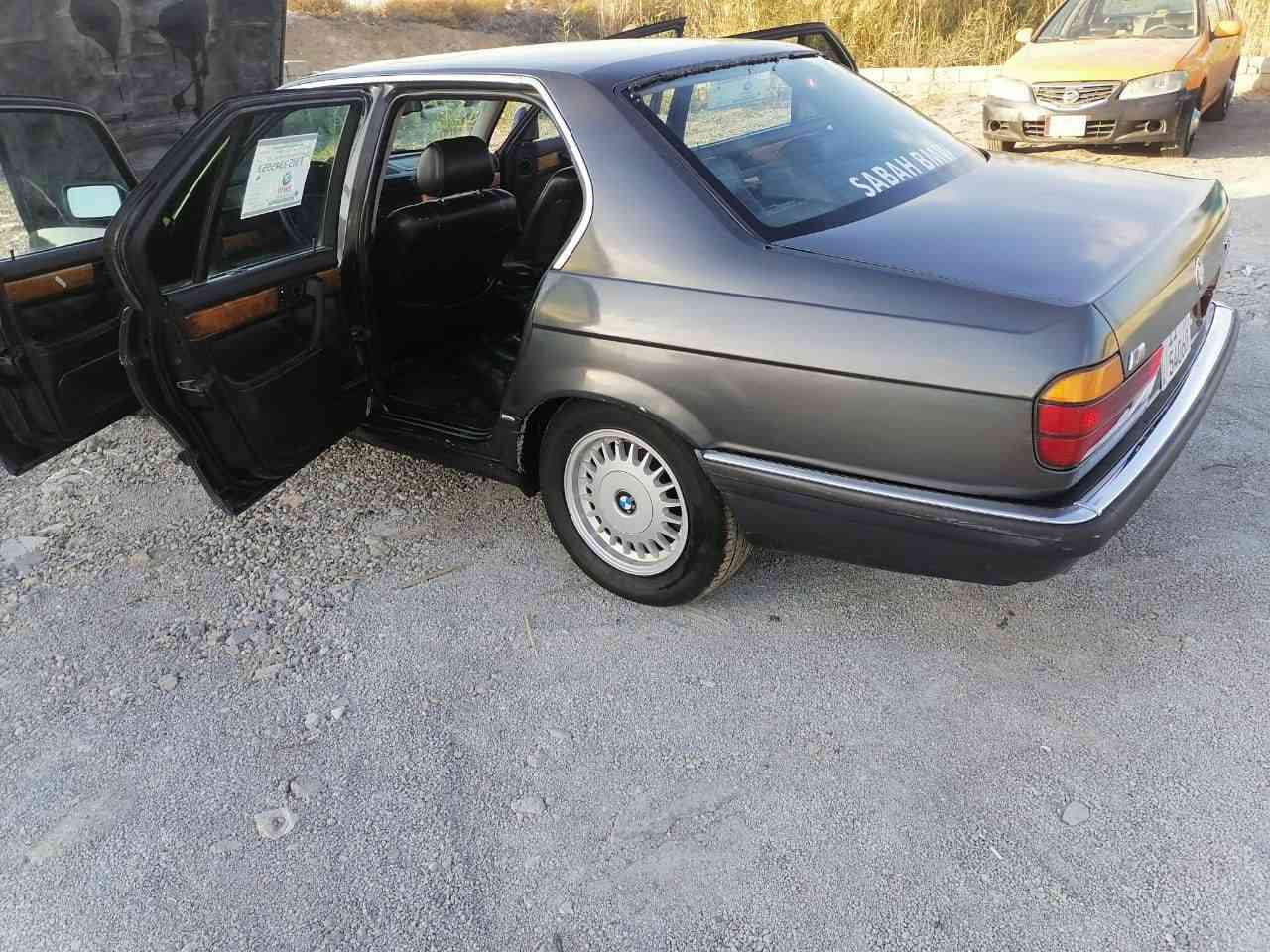 السلام عليكم سيارة BMW  735 مفتوح  موديل 1991  رقم بغداد دولي تحويل
تبريد ثلج كهربائيات فوول مصبوغة جمالية
غرفة جديده كما موضح في الصورة
تخم تاير جديد
المكان واسط قضاء العزيزية
السعر 53$  وبيها مجال
للاستفسار الاتصال على الارقام التالية
***********
***********
