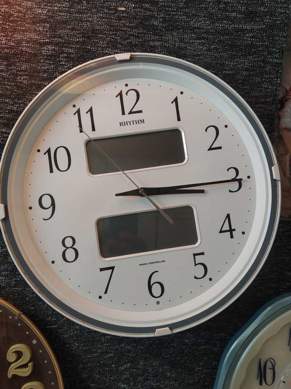 ساعات قديمه مكاين اصليه موجود بل فديو العدد تقريبا 200 قطعه مال امزون مستعمل اوربي مكاني الموصل كلو شغال انطيك ادفع سعر ابيع شلع فقط الساعات اكو منهن ما اعرف شلون اوقتهن بيهن عدسه للتواصل ***********
