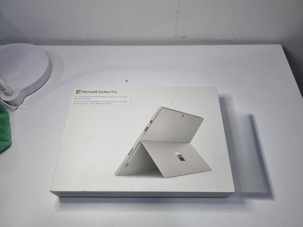 Microsoft Surface Pro 6
•المعالج : Core i7_8650U
• رام : 16GB 
•الذاكرة :512GB 
•الشاشة: 12.3-inch PixelSense Touchscreen (2736 x 1824) بدقة 2k

💵:650,000


**إذا كنت صاحب هذا الإعلان وتريد حذفه لأي سبب، رجاءا أرسل رسالة إلى الدعم الفني**