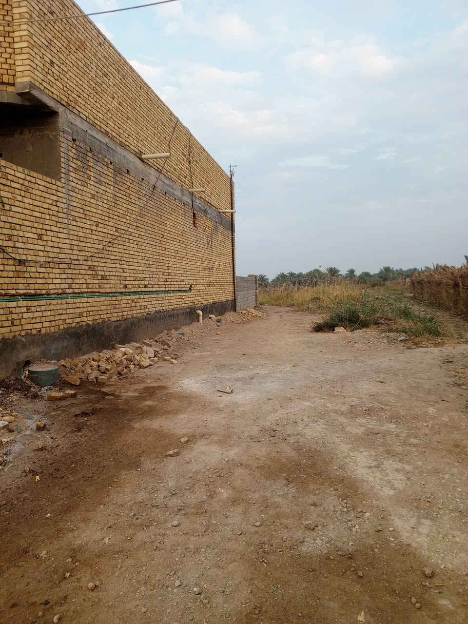 سلام عليكم بيت بسديناويه زراعي لمساحه 420 متر يصير لبيت ورا لجسر  بصبحه رقم ***********
