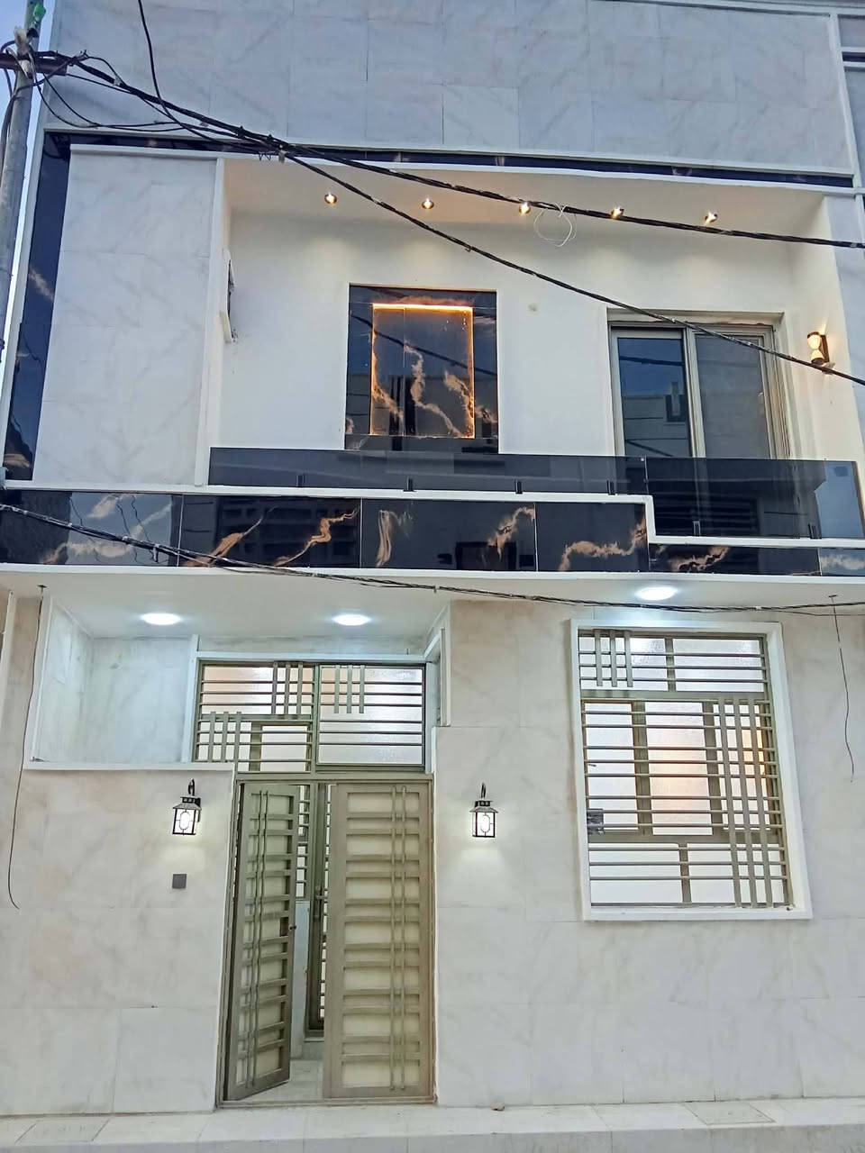 بيت في كربلاء خلف فندق البارون المساحة 66 متر 
يحتوي على 3 غرف نوم وستقبال وصالة ومطبخ والصحيات طابقين بناء درجة الأولى سند 25اصولي 100%
للأستفسار سيد احمد للتسويق العقاري  ***********
