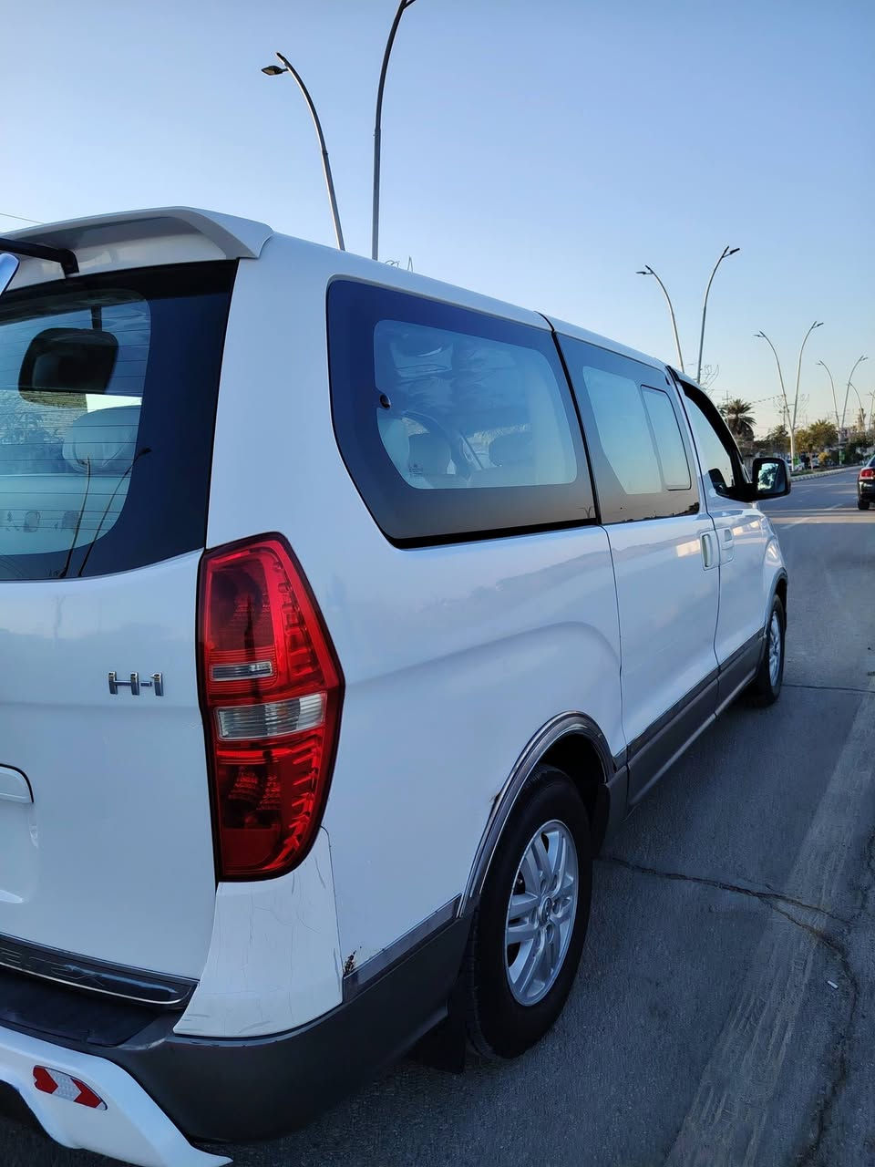 سلام عليكم.. ستاركس 2016 شكل لجديد مكفوله من كلشي من لصبغ ولمعجون ولبارد وتبديل.. بيها شخط مال سوويج بلباب لسلايت موضحه بلصوره ولباقي كلشي كدام عينك رقم بغداد بسمي تحويل ثاني يوم  مكينه مجفته  لا لتنقيص ولاتبخير. منضومه تبريد جديده كامله حداديه جديده.. وتخم تاير.. لتواصل فقط ع لرقم ***********
