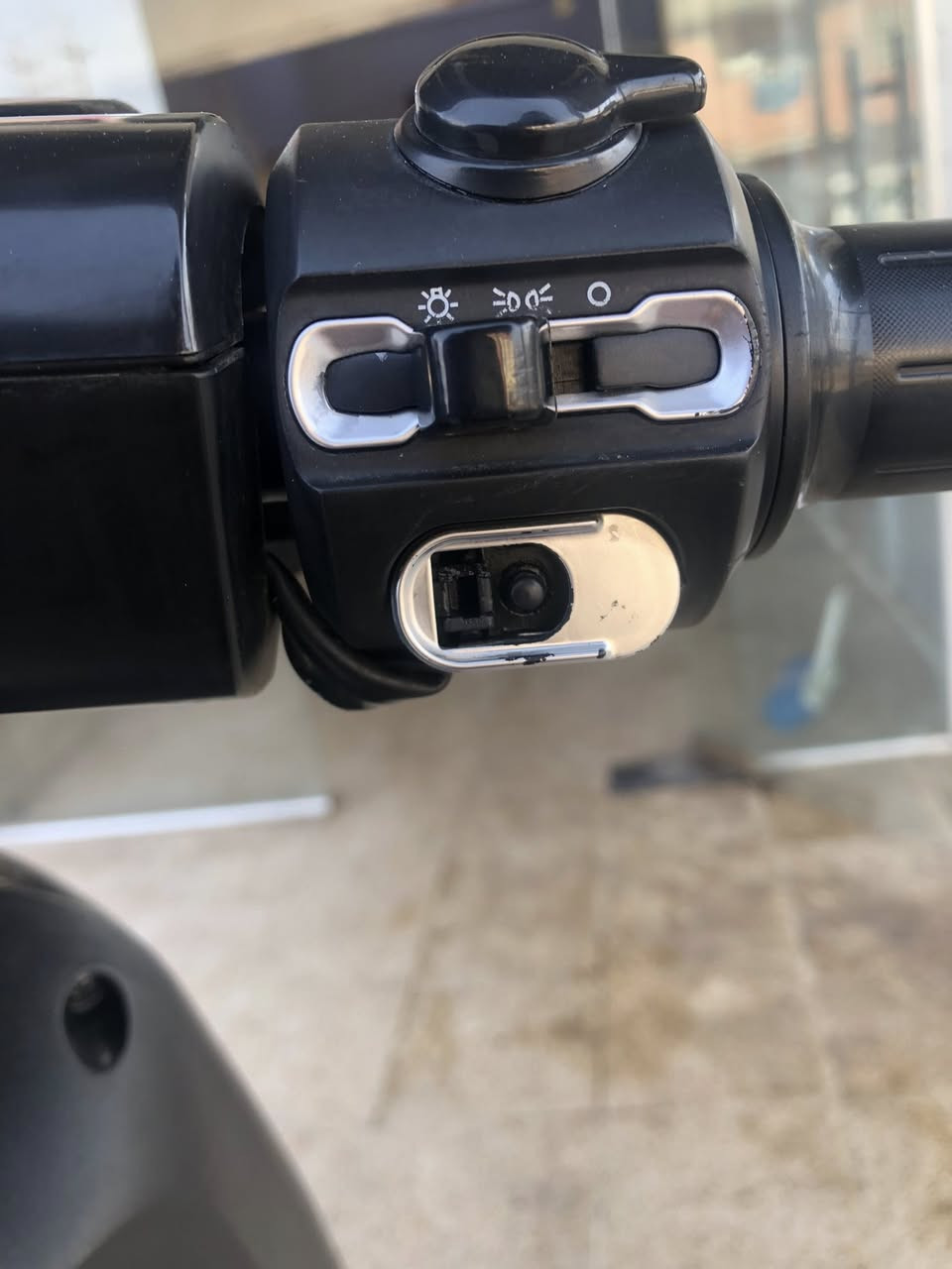 السلام عليكم 
مطور سحن شركة الريان 
بطارية ليثيوم 🔋 
مفتاحين بصمتين تشغيل عن بعد 
مثبت سرعة 
منفذ شحن USB
٣ سرعات 
شاحنة اصلية 
المطور ما مفتوح وضع شركة
وقافية جانبي و وسطي
السعر ٩٠٠ وبينو مجال 
للتواصل واتساب ومسنجر 
***********٢
