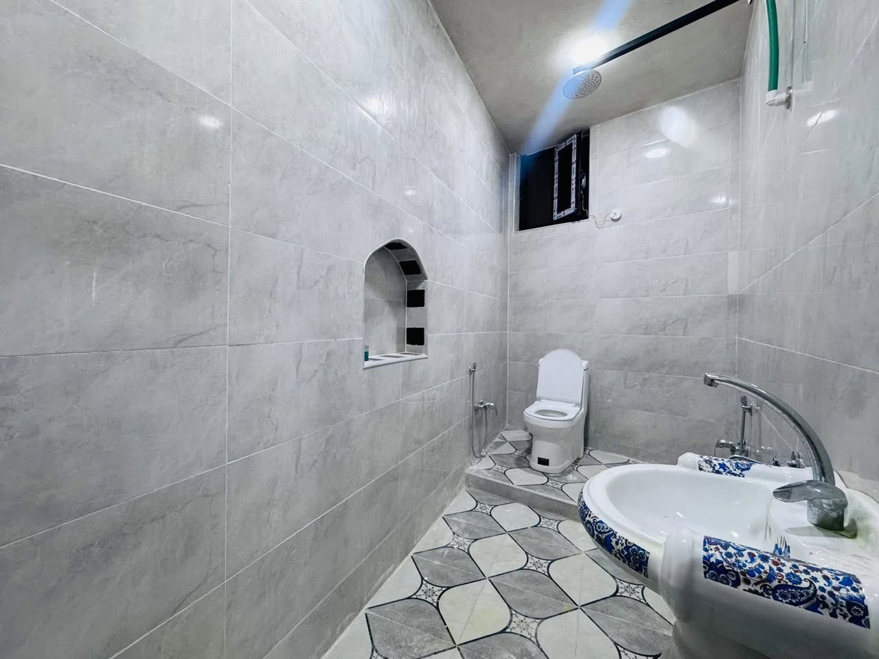 #للإيجار #شقه #جديده

 الموقع: #نــادر الاولى قرب حي الزيتون 

#خدمات #مجاري #تبليط ماء كهرباء

#مجهزه بتانكي ماء #وسخان #وماطور

#تحتوي على #غرفتين نوم وصاله ومطبخ ومجمع صحيات غربي وشرقي 

#تحتوي على عازل #حراره وبروده
مجهزه بشبابيك المنيوم ومانع #حشرات 

#مبلغ الايجار // 500 الف قابل للتفاوض

________________________
للاستفسار على باقي  التفاصيل 
لطفاً الرجاء الاتصـــال او مرآسلتنا على الواتساب ⤵️
🔻🔻
سيد رائد    
📞0️⃣7️⃣8️⃣3️⃣1️⃣1️⃣6️⃣1️⃣6️⃣4️⃣1️⃣             
سيد حسين
📞0️⃣7️⃣8️⃣7️⃣2️⃣5️⃣7️⃣4️⃣7️⃣3️⃣3️⃣

              او وآتســــــاب📲

المكـــــتب ☎️ 
***********
***********
‏‎     🧱#مكتب_عقارات_سيد_رائد🧱

               🏗️ #مــوقع_المكتب🏗️
📍{بابل/الحله شارع نادر الرئيسي مقابل  شارع الطب العدلي بالقرب من اسواق الجمل }

_______________________
#تنوية / لمن يرغب عرض عقاره فـــي صفحتنا يرجى الاتصال بنا 
_______________________
أنتبــه🔻🔻
🔳#الصفحه_الرسميه_للمكتب_فقط✅
