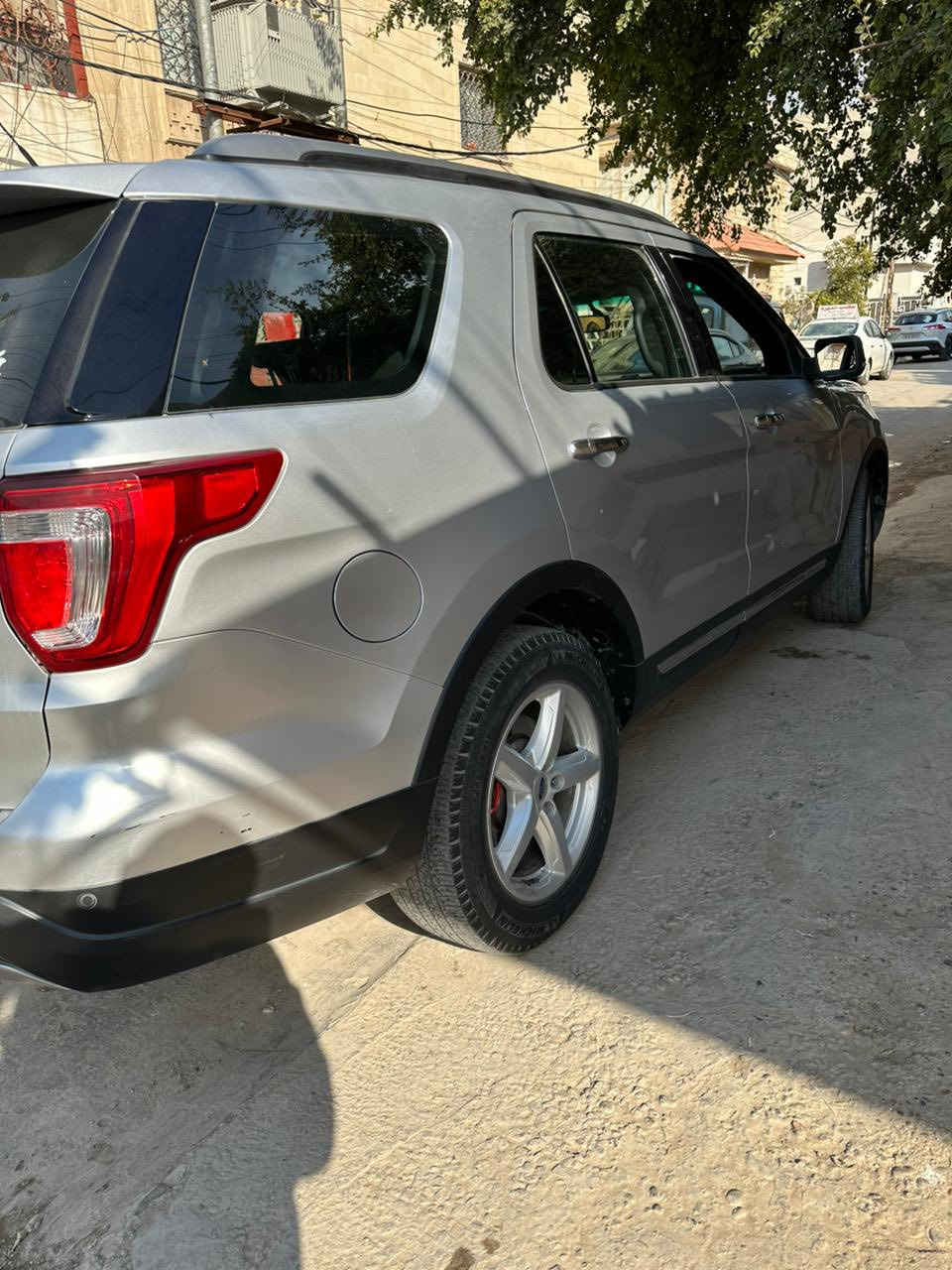 السلام عليكم 
من رخصة الادمن 
فورد اكسبلور XLT  2019 
محرك 6 سلندر  3.5
بصمة أبواب وبصمة تشغيل 
رادار جانبي 
كشنات مخمل + اماميات كهرباء 
تحكم ستيرن فول 
صندوق كهرباء 
اشاير بالمرايا
شاشة حجم كبير 
حساسات خلفية 
كود خارجي للقفل السيارة والفتح 
تبريد ثلاث قطع امامي وسط خلفي 
كير محرك لوك 
سنوية ورقم جديد بأسمي 
حادث موضح بالصور 
ماشية 76 الف كيلو 
السعر 205$
موقع السيارة بغداد الدورة 
***********
