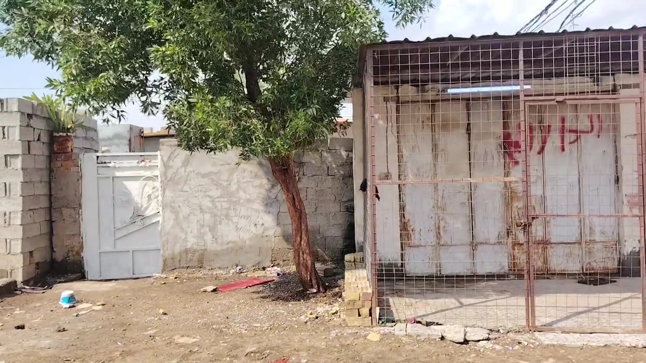 سلام عليكم بيت للبيع بل حواسم مساحت البيت 200 نهايت شارع المستشفئ بي وستقبال وغرفه ومطبخ ومحل *********** بي واتساب بغداد النهروان
