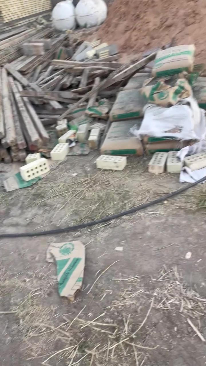 ارض للبيع 
100 متر (7.75*12.80) 
داخل منطقة المكاسب قريب عليها الخدمات 
سعرها 27 وبيها مجال 
للاستفسار ***********
