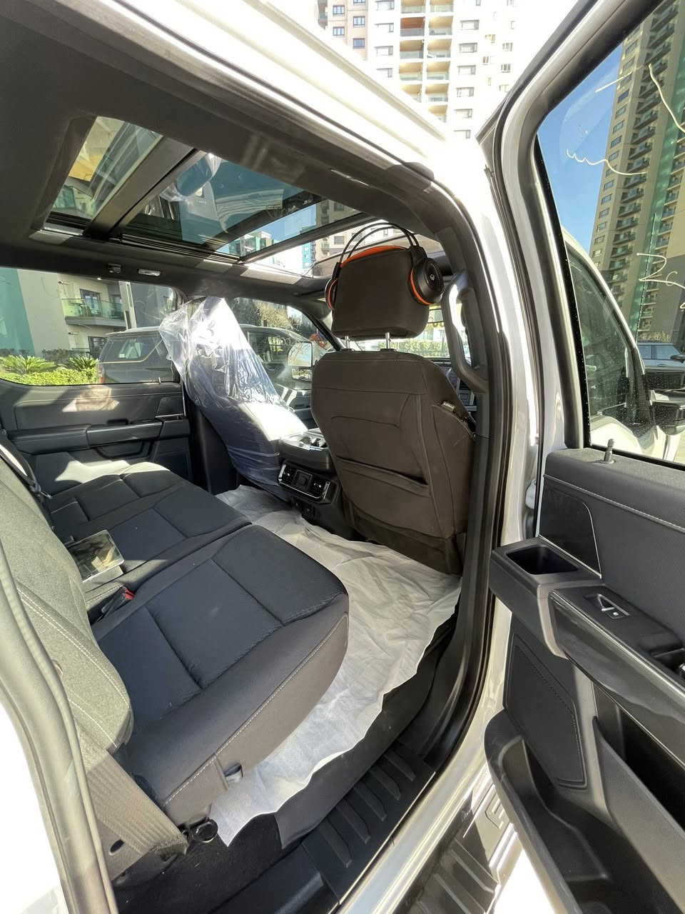 Ford F-150 2023 XLT

فورد F-150 موديل 2023 XLT
محرك V6 سعة 3.5 هايبرد
لون سموك 📦
أبواب كبيرة – بودي طويل

المواصفات فل أوبشن ✅
بانوراما
رادار 360 درجة
كاميرات 360 درجة (5 كاميرات)
قير أوتوماتيك 10 نمرة
دبل أكسل
٧ أوضاع قيادة
شاشة كبيرة
محدد سرعة
تبريد مركزي
مقاعد مدفأة
مقعدين كهرباء
دعسات كهربائية
ليد أمامي 4 عدسات
صندوق خلفي
إنارة جانبية وداخلية للبودي 4x
بصمة
كود للأبواب
Pro Trailer
زجاج خلفي سلايد
فرامل بصمة

والمزيد من المواصفات…

الممشى: 38 ألف ميل
السيارة نموذج في الجمال والنظافة

ملاحظات:
فقط باب السائق مصبوغ مع ضربة خفيفة في البونيت
بدون غرق، جميع القطع أصلية ولا يوجد تبديل
الإيرباق فقط الجانبي انفجر وتم تبديله
الستيرن والدشبورد لم يتأثرا ولا يوجد أي خلل
ولا توجد أي لمبة تحذير في الدشبورد، السيارة جداً متينة

صور حادث و سونر موجود 

السيارة مميزة جداً (باب كبير وبودي طويل)
صار لها شهرين جاهزة للتسجيل

📞 ***********
*********** whatsup
