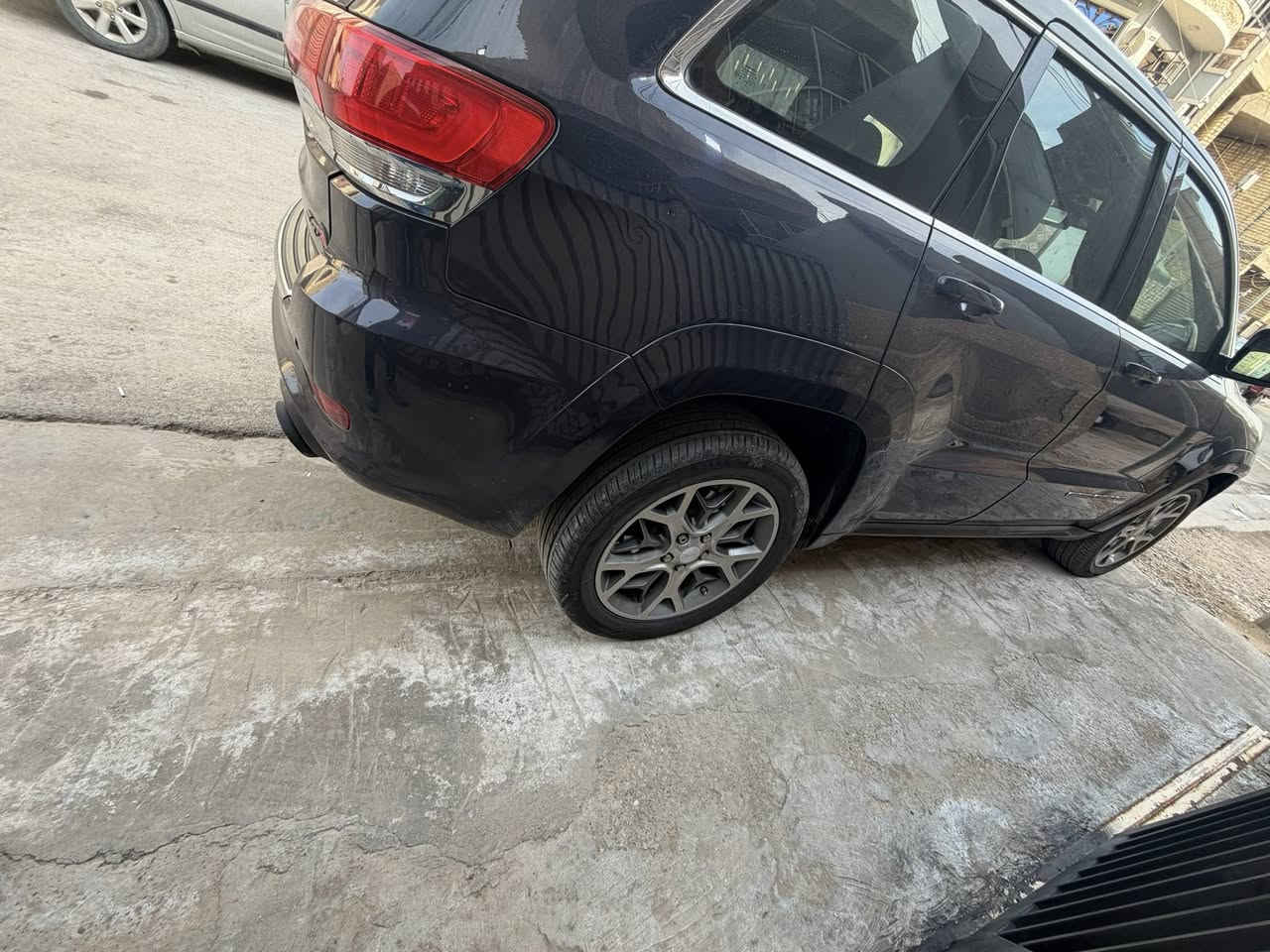 السلام عليكم 
جيب لاريدو 

2017 

صبغ 3 قطع جاملغات امامي وبنيد 

سيارة محدثة SRT دعاميات وبروجكتر وشباك

باتري عدد 2 جدد شركة acedelco

تخم تاير جديد 

ادامة كاملة 

لو حبري بغداد سنوية 2029 

شفتات ستيرن 

شاشة كبيرة 

داخل جلد تغليف اصلي مال جيب 

تخم دسكات اصلي جديد 

صدر امامي خلفي مكفول 

كير مكينة مكفول 

ماشية 155 الف كيلو 

عالي ناصي LED اصلي

سيارة جدا نظيفة مال بيت 

مكان الغزالية 

***********

200 وبيها مجال
