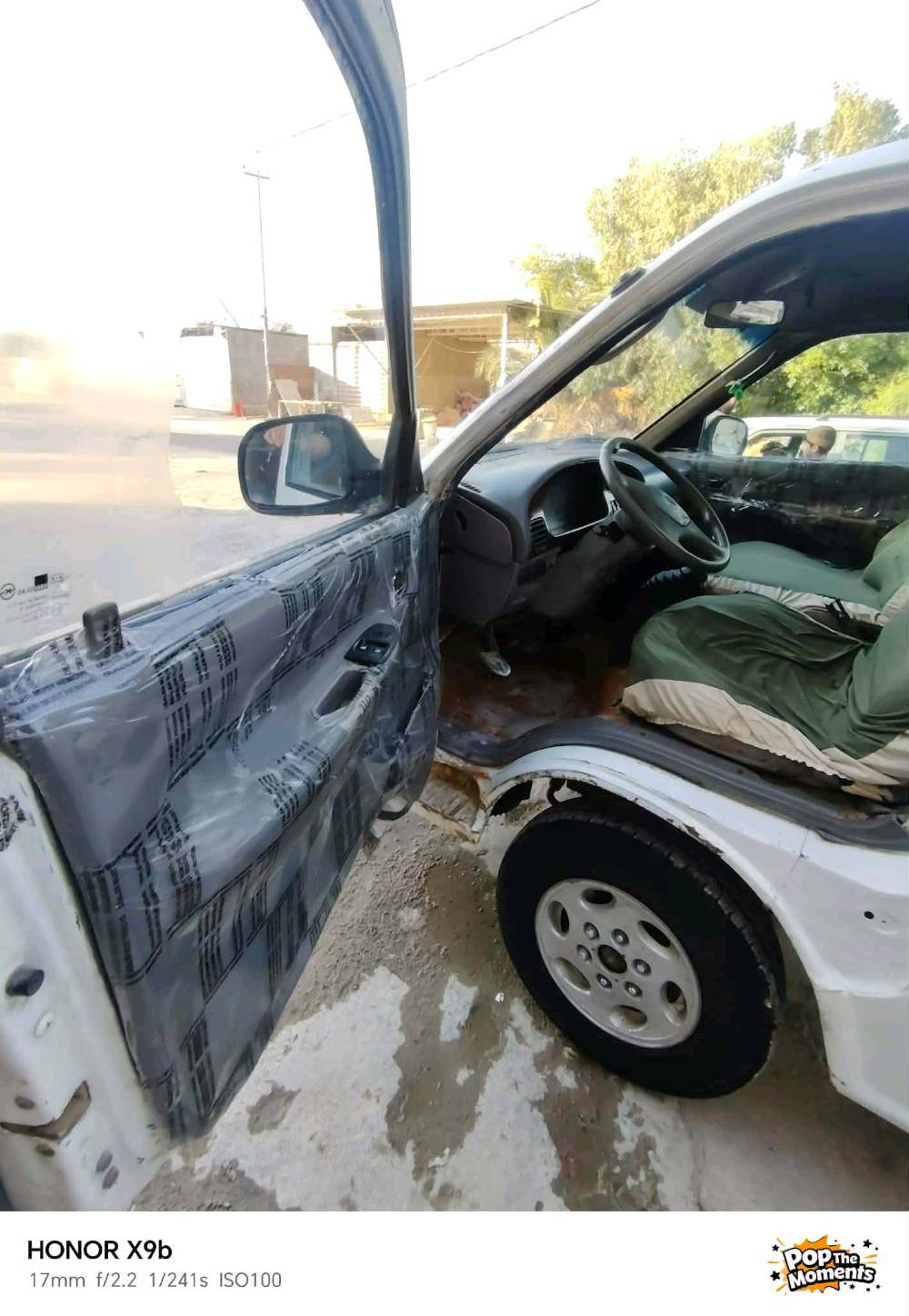 سلام عليكم سيارة بريجو موديل ٢٠٠سياحي ٥٥وبيه مجال قليل ***********يرحم موتاك لتنطي حجايه ومتجي
