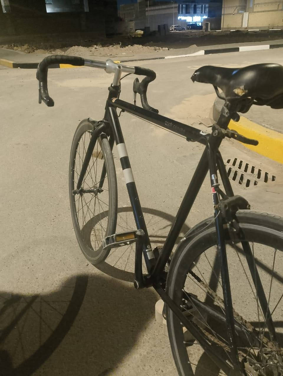 للبيع: بايسكل كوريا Samchuly (نظام Fixie/Single Speed)
بايسكل  من شركة Samchuly الكورية المعروفة بمتانتها  و تصميم انسيابي وخفيف جداً، ممتازه للطلعات السريعة والرياضة.
النوع: Road Bike / Fixie.
الهيكل : حديد خفيف/فولاذ بتصميم كلاسيكي 
الدراجة نظيفة وجاهزة للاستخدام..
البريكات شغالة
السعر : رايده بـ110  مكاني زبير بصره رقم توصل ***********
