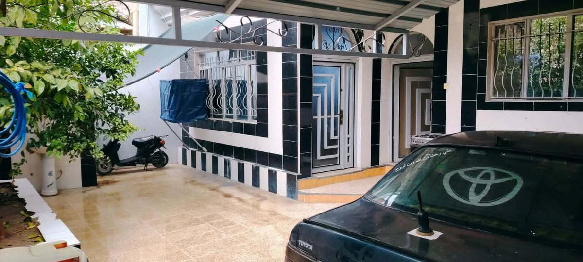 🏠 بيت للبيع – الموصل / حي السلام
🔹 المساحة: 210 متر
🔹 الموقع: حي السلام – قريب جدًا على شارع كركوك
🔹 الملكية: أرض ملك صرف (طابو الزهور)
🧱 تفاصيل البناء:
▪️ الطابق الأرضي:
غرفتين نوم
مطبخ
استقبال
هول
مشتمل
ترك عدد (2)
▪️ الطابق الثاني:
غرفة
سويت كامل
مطبخ
🚗 إضافات:
كراج يسع سيارتين
حديقة صغيرة
📌 البيت طابق ونص – تصميم عملي وموقع ممتاز
📞 للتواصل:
***********
