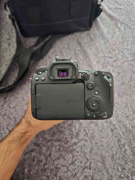 كانون 90d مع عدسه 18.135
نظافتها 95% نظيفه جدا السعر مليون و 225الف
*********** توصیل متوفر
