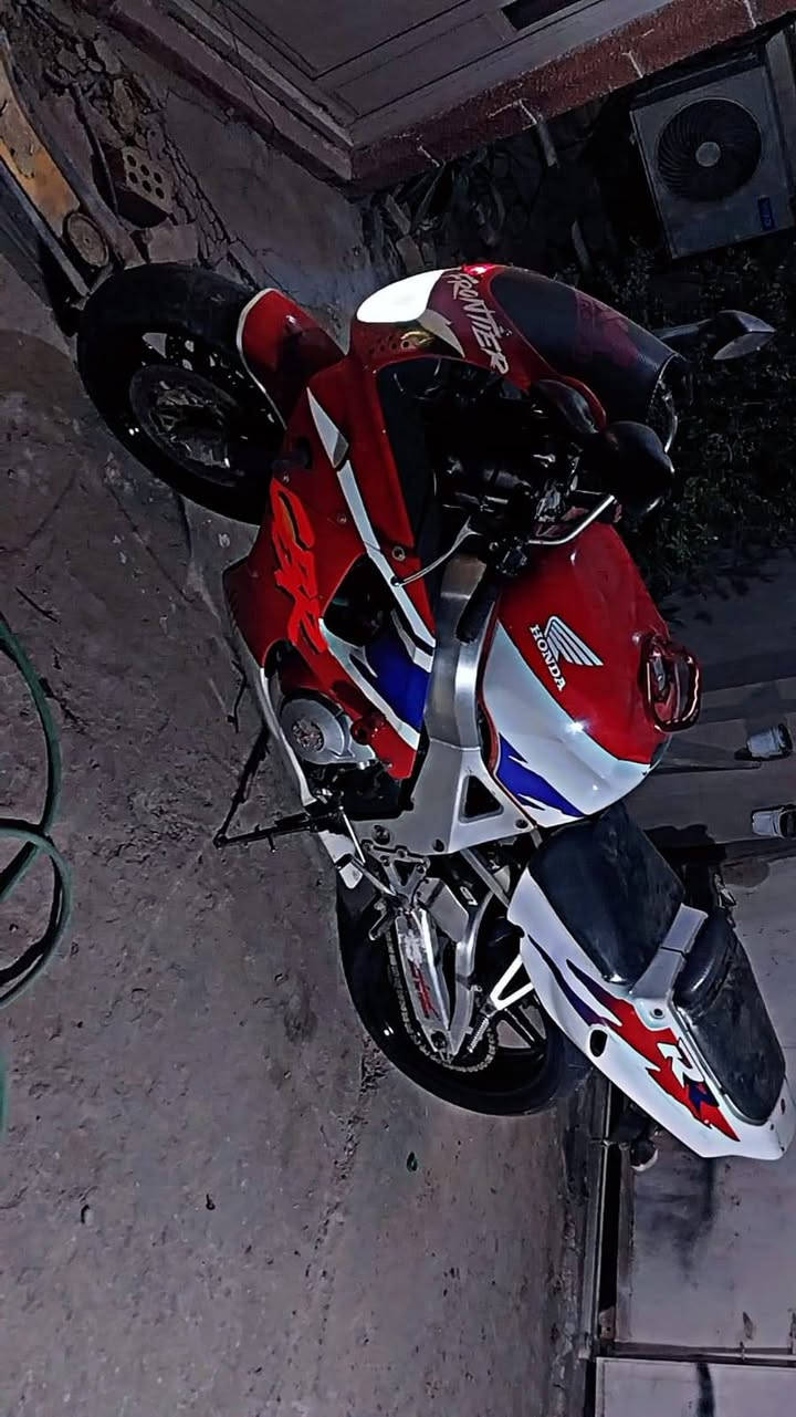 للبيع Cbr 900 
مكينة جديدة دهن موتل ١ ٢ ٣ بطناش
باتري جديد دسك خلفي امامي مع فجوج جدد
كهرباء كلش حلوة ستان كهرباء
كفرات نضيفة  . تخم تاير
زنجيل جديد... دراجة حلوة
سعر ١٨ ورقة..
عنوان بغداد تاجي
***********
