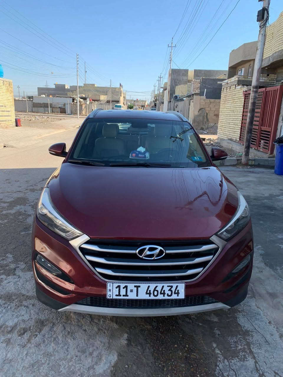 السلام عليكم 
توسان 2017 للبيع 
وارد امريكي ضربتها بسيطه بس البنيد ومصلح بدون تبديل أي قطعه ماشيه74 الف ميل
 السياره فول  تيربو داخل السياره كريمي كشنات جلد تحكم ستيرن نقطه عمياء وبعد بيها ۿـۅايہ مواصفات السياره كامله ومناقصها شـჂ̤ سنويه جديده ب اسمي مكان السياره جسر ديالى بغداد 
السعر152 وبيها مجال 
*********** بغداد, العراق
